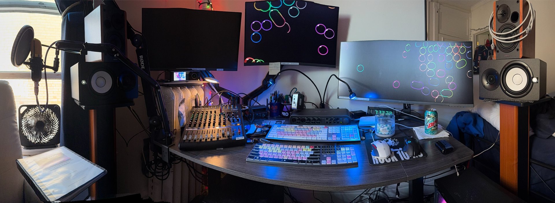 gray computer monitor