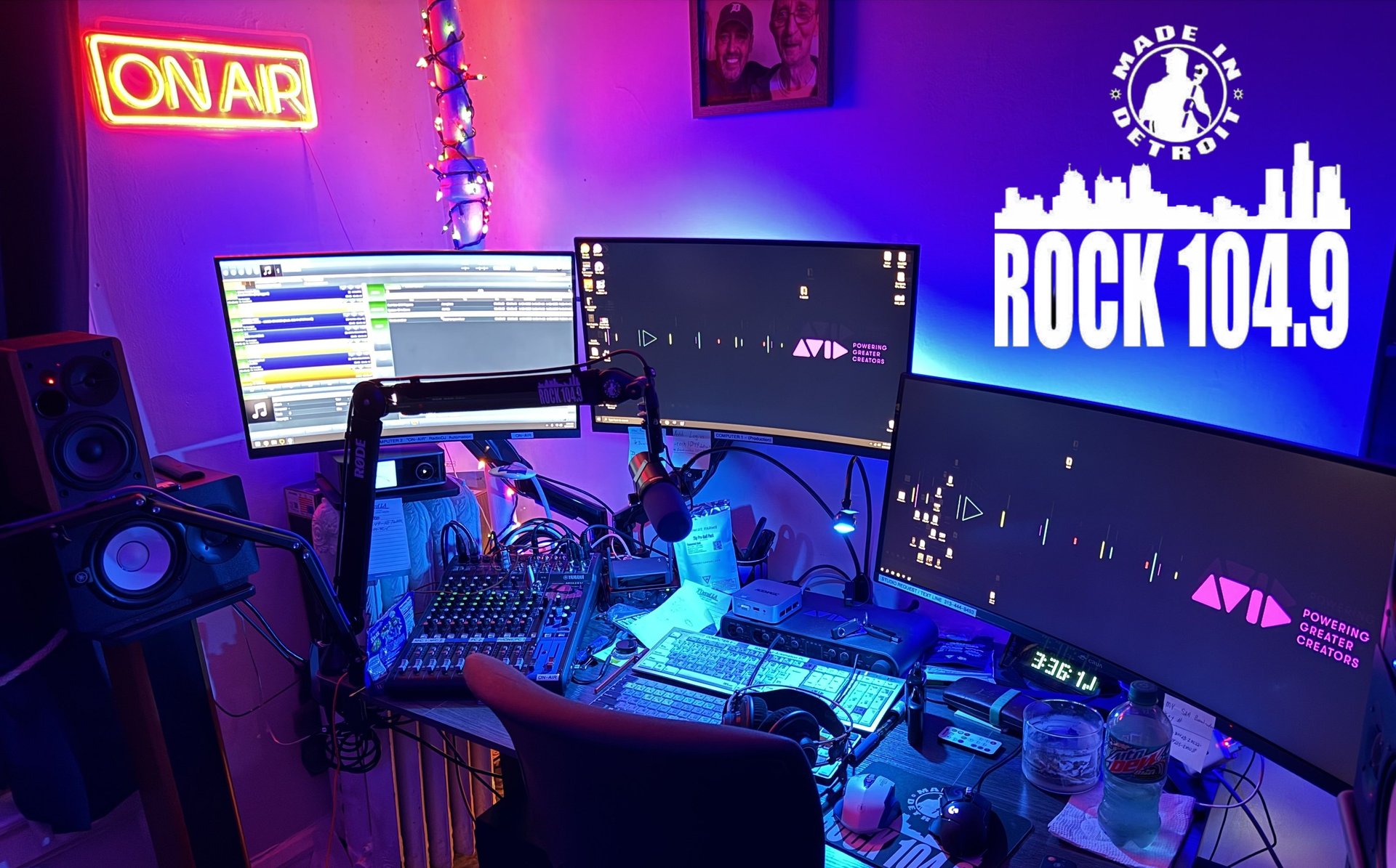 gray computer monitor