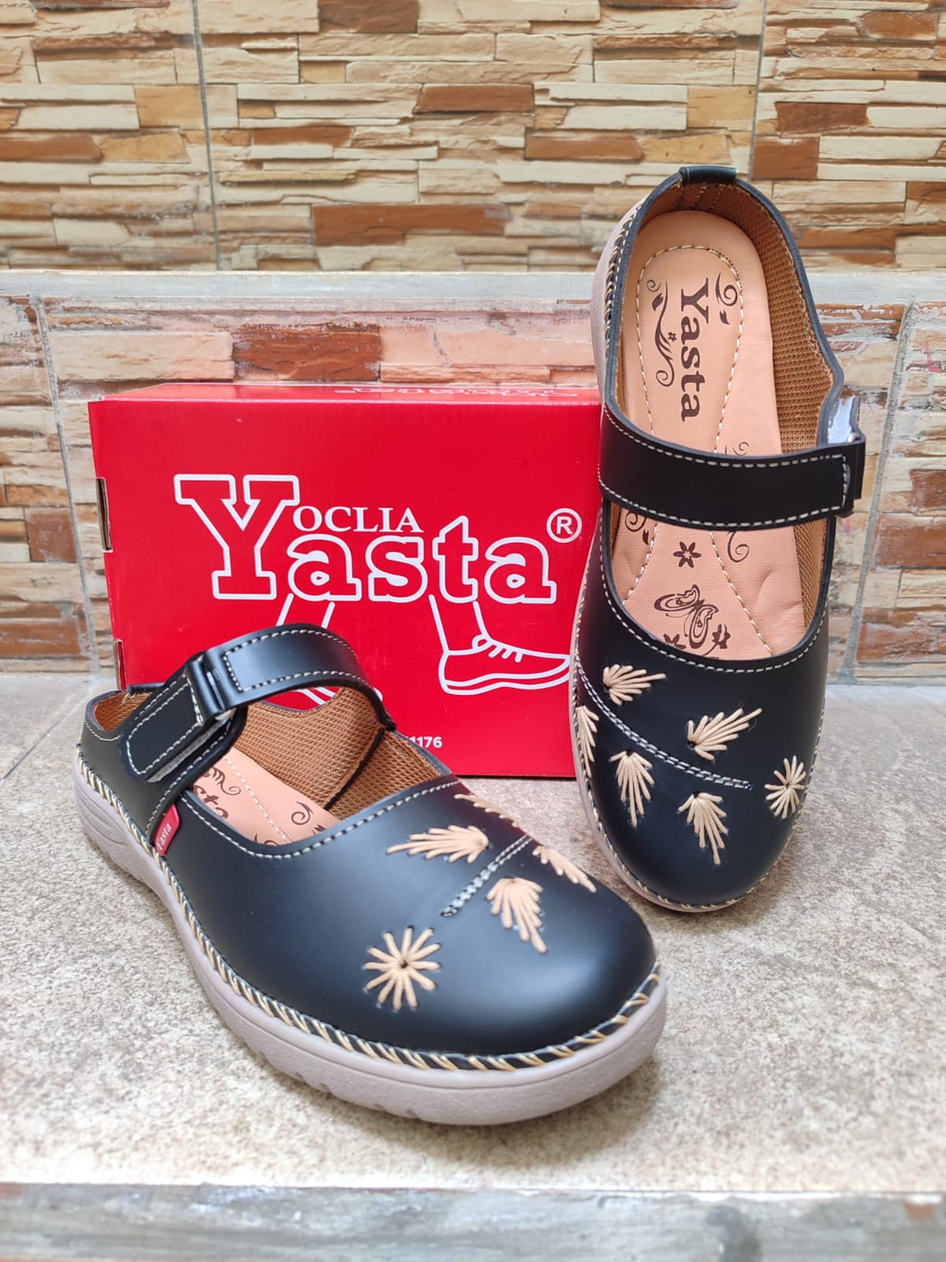 gray computer monitor