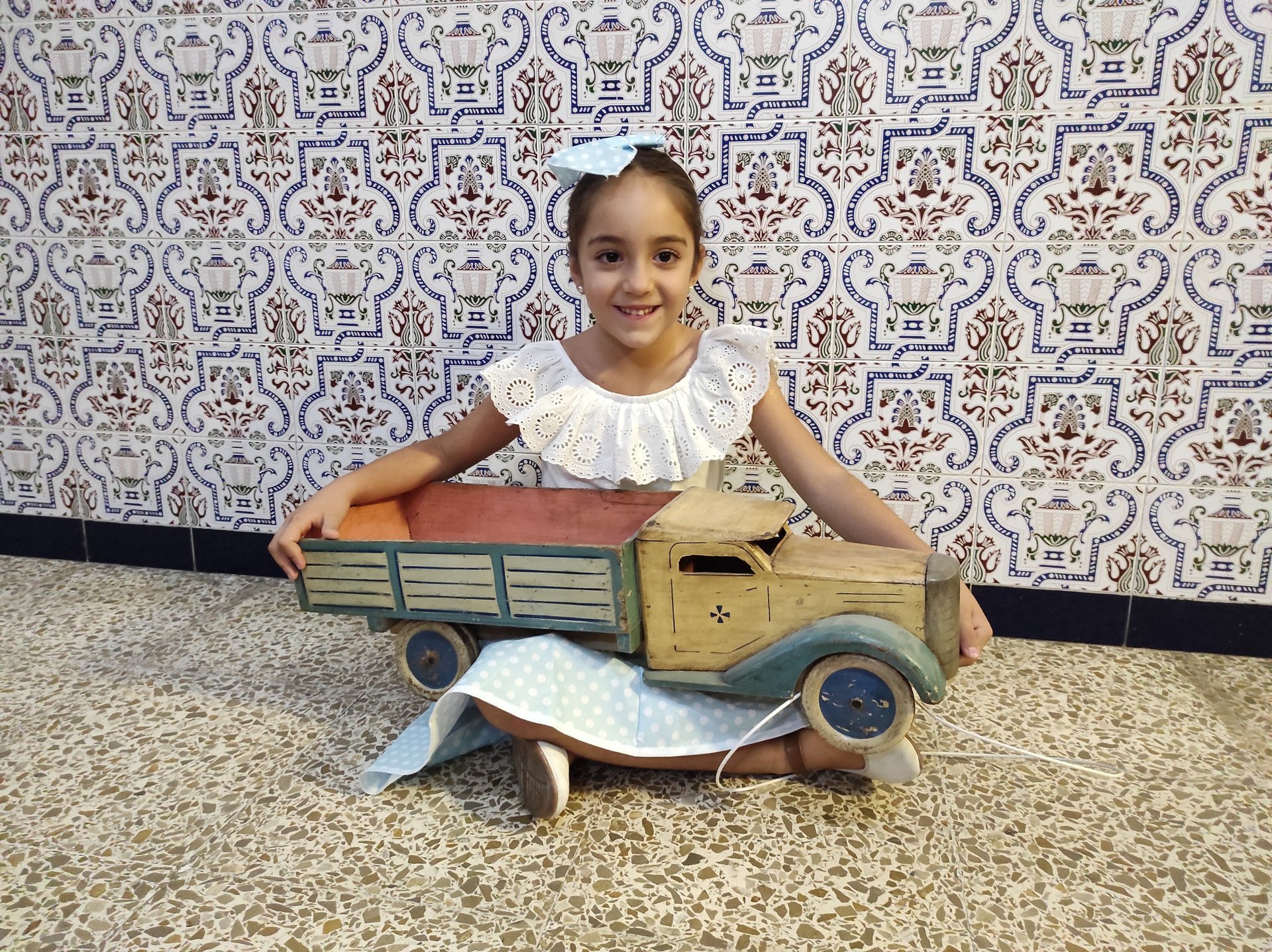 gray computer monitor