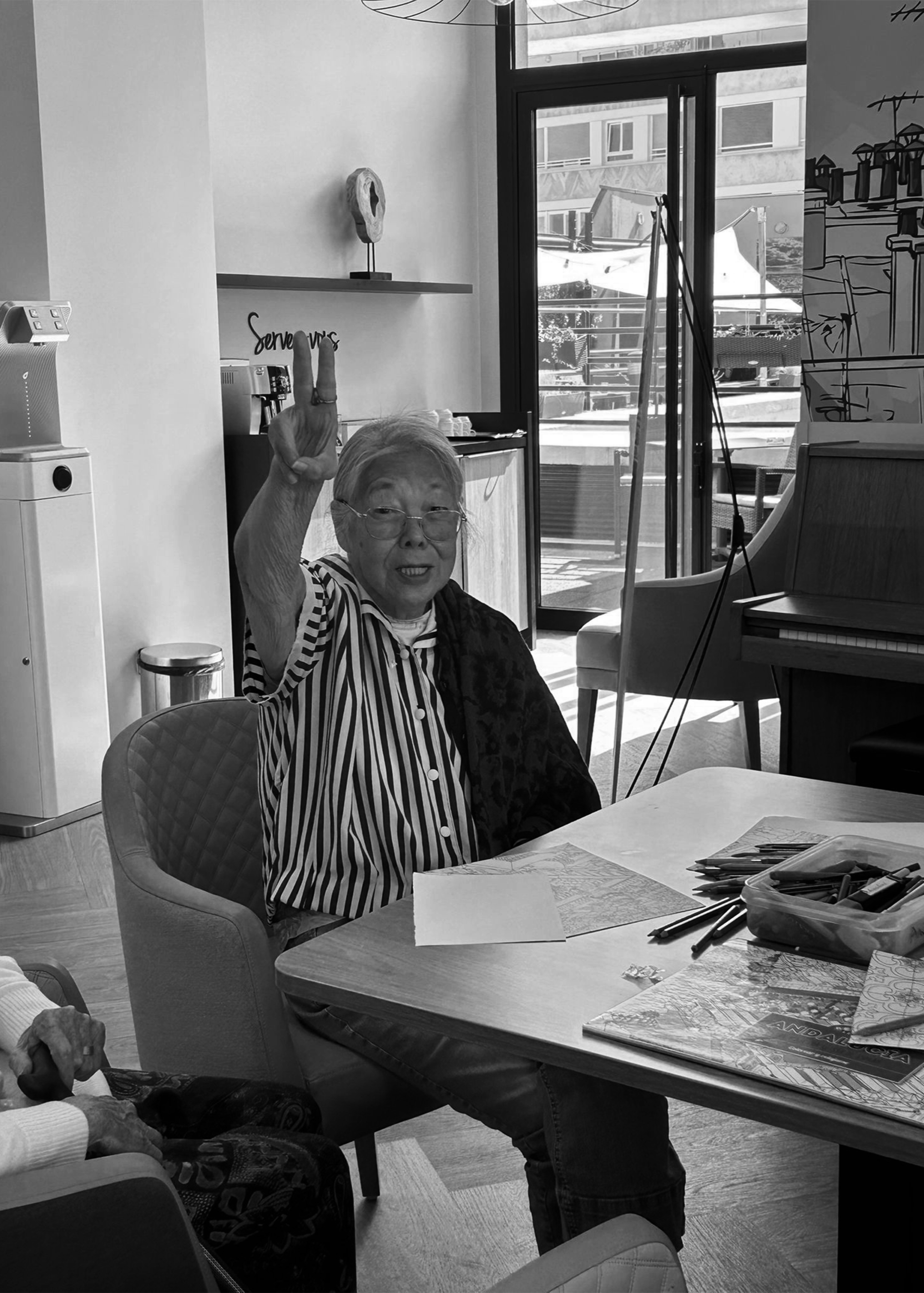 gray computer monitor