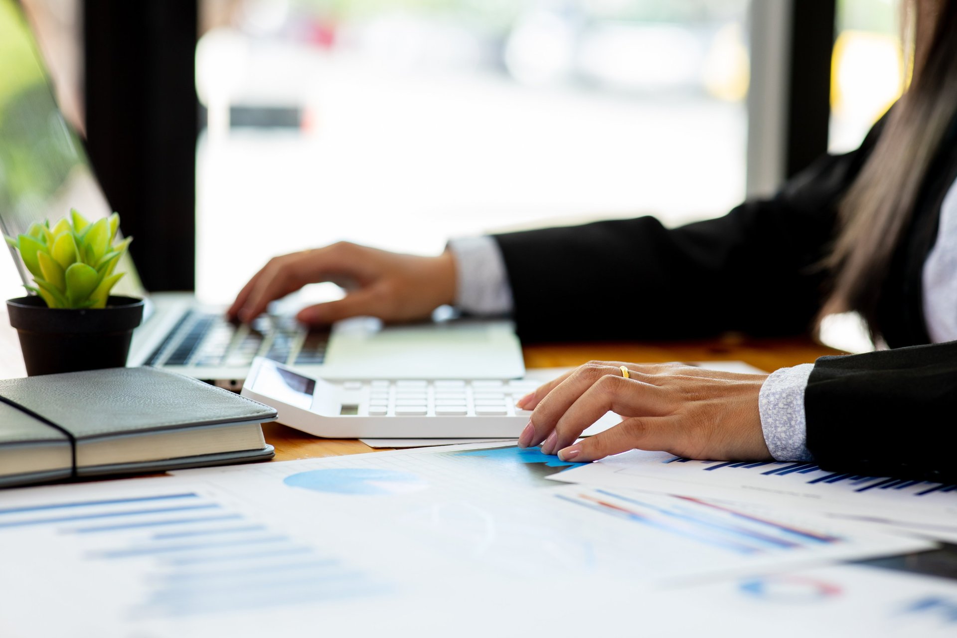 gray computer monitor