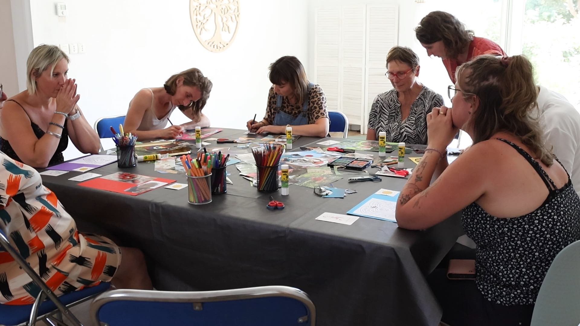 Anne-Sophie Aubrée anime un atelier collectif d'art-thérapie à Nantes