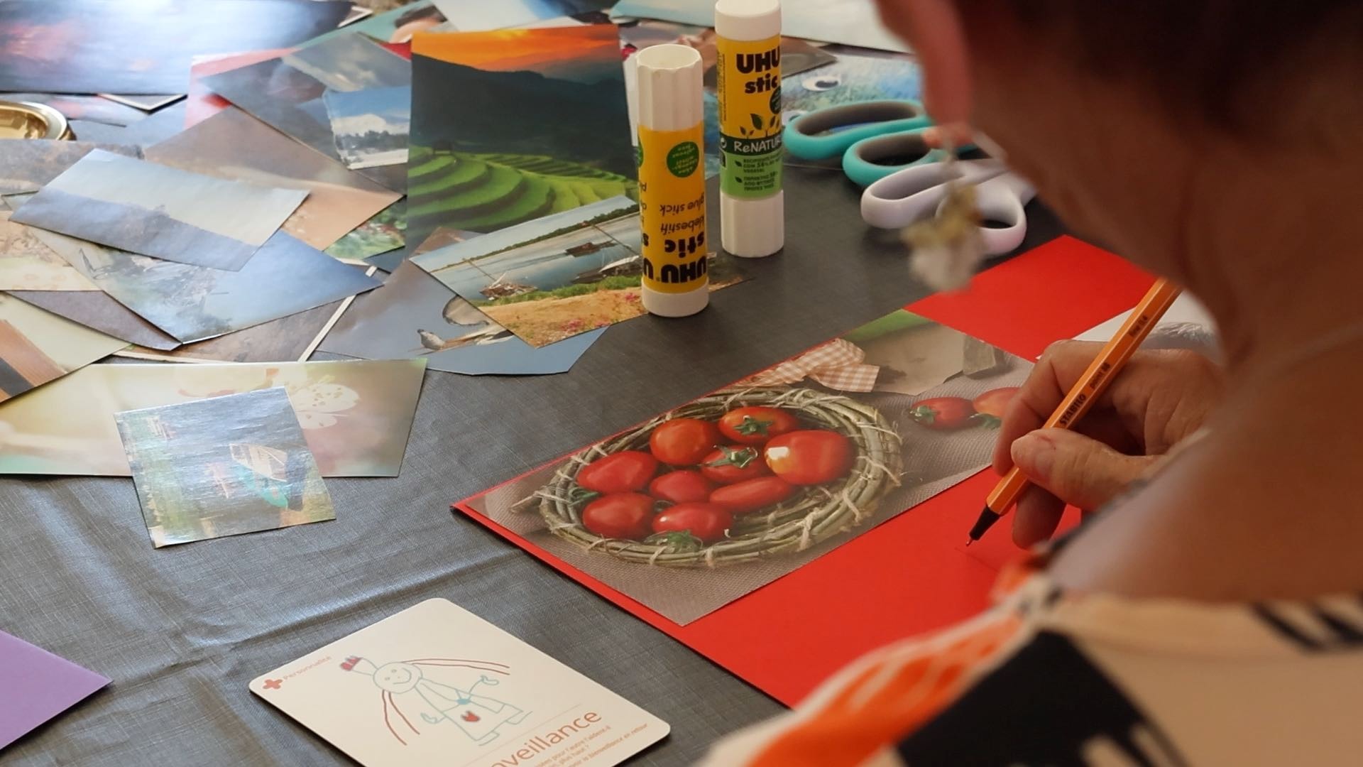 Une adulte crée librement lors d'un atelier d'art-thérapie à Nantes