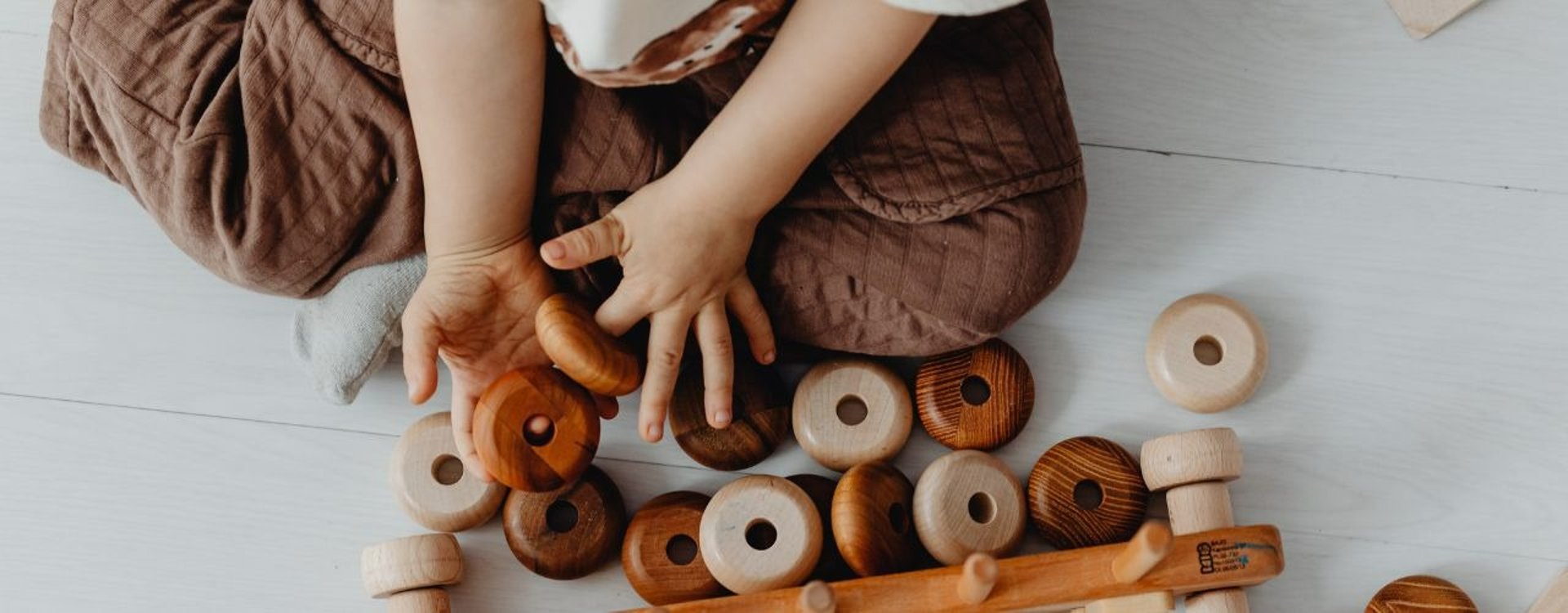 gray computer monitor