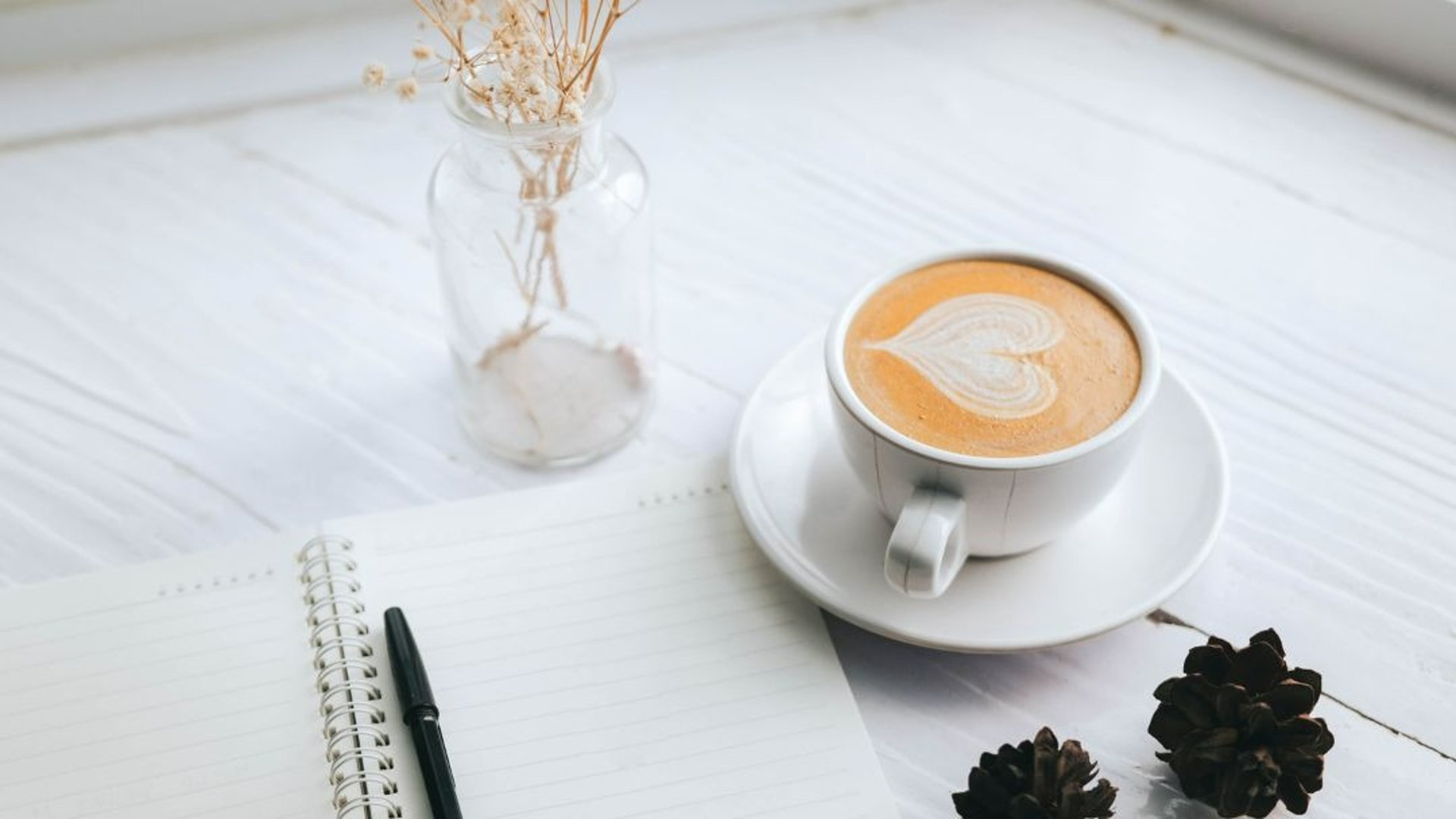 gray computer monitor