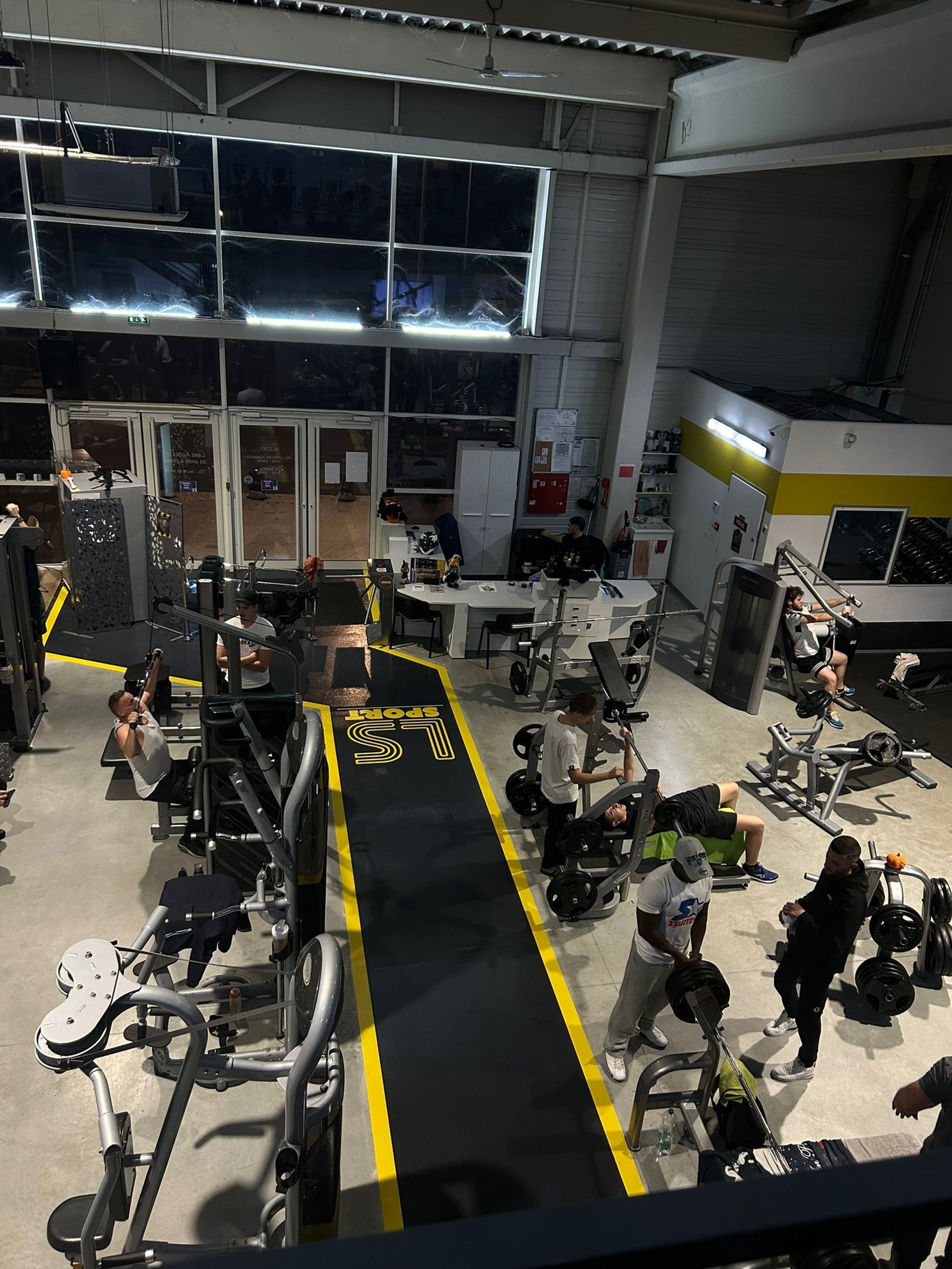 gray computer monitor