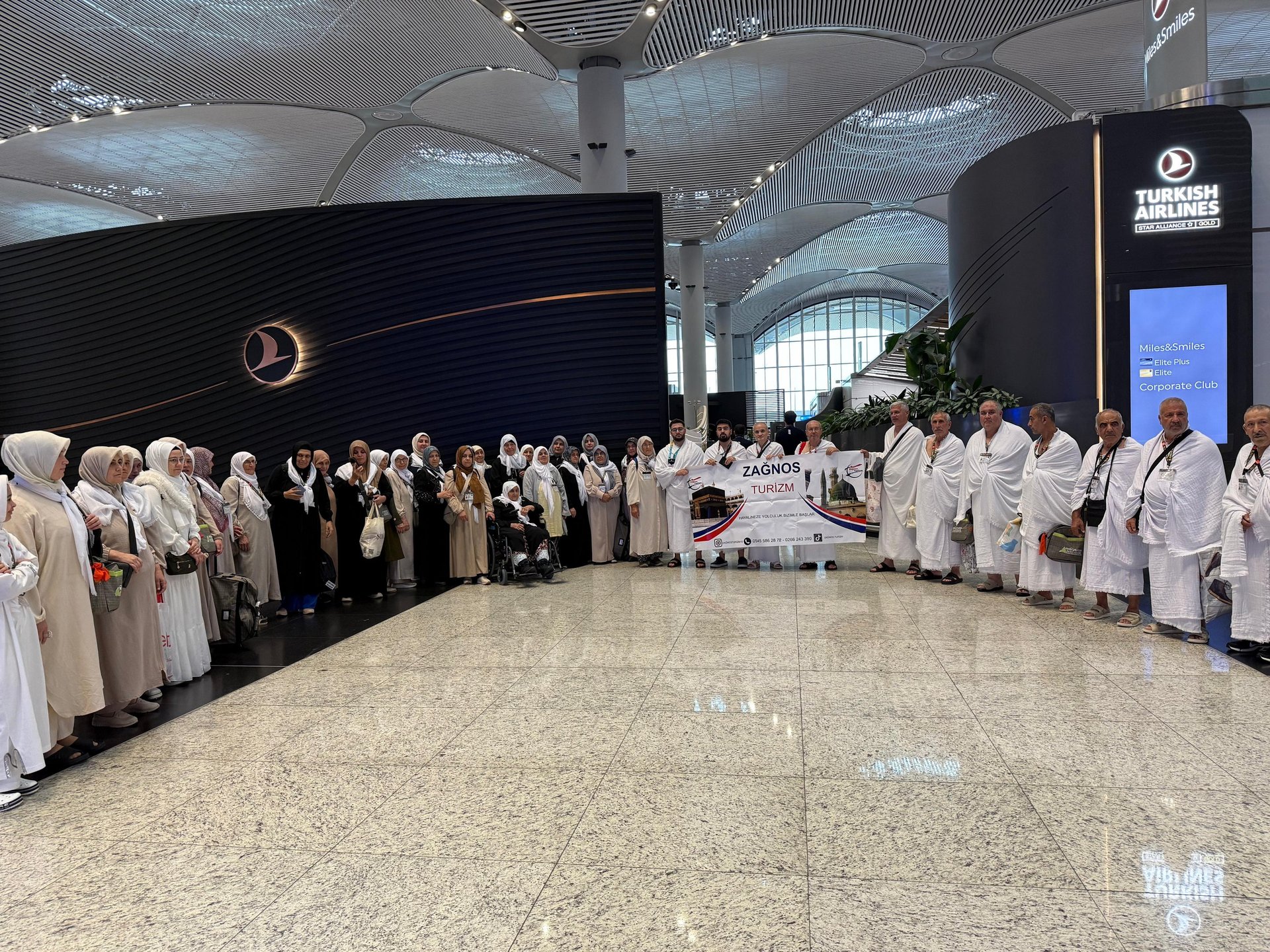 gray computer monitor