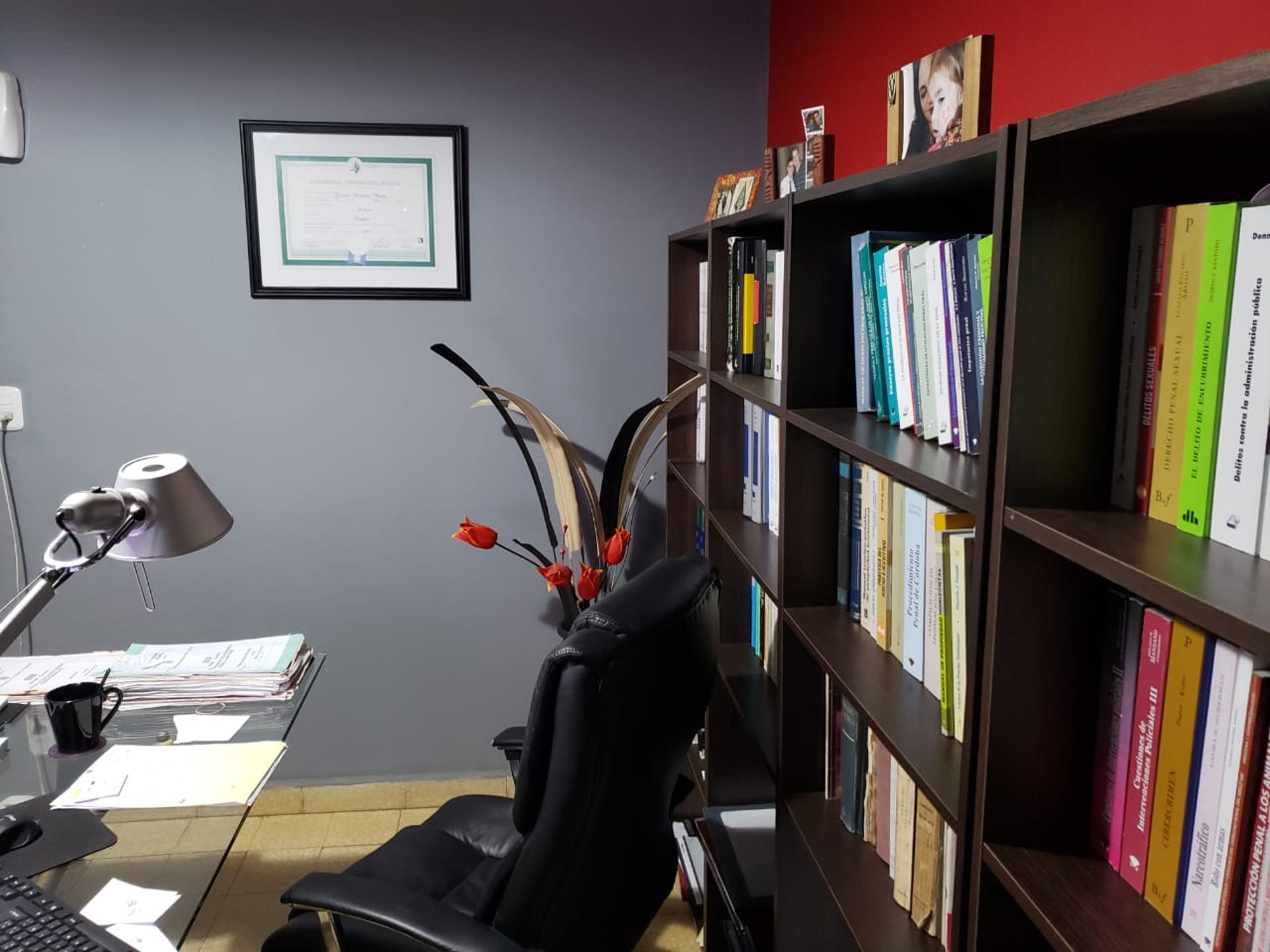 gray computer monitor