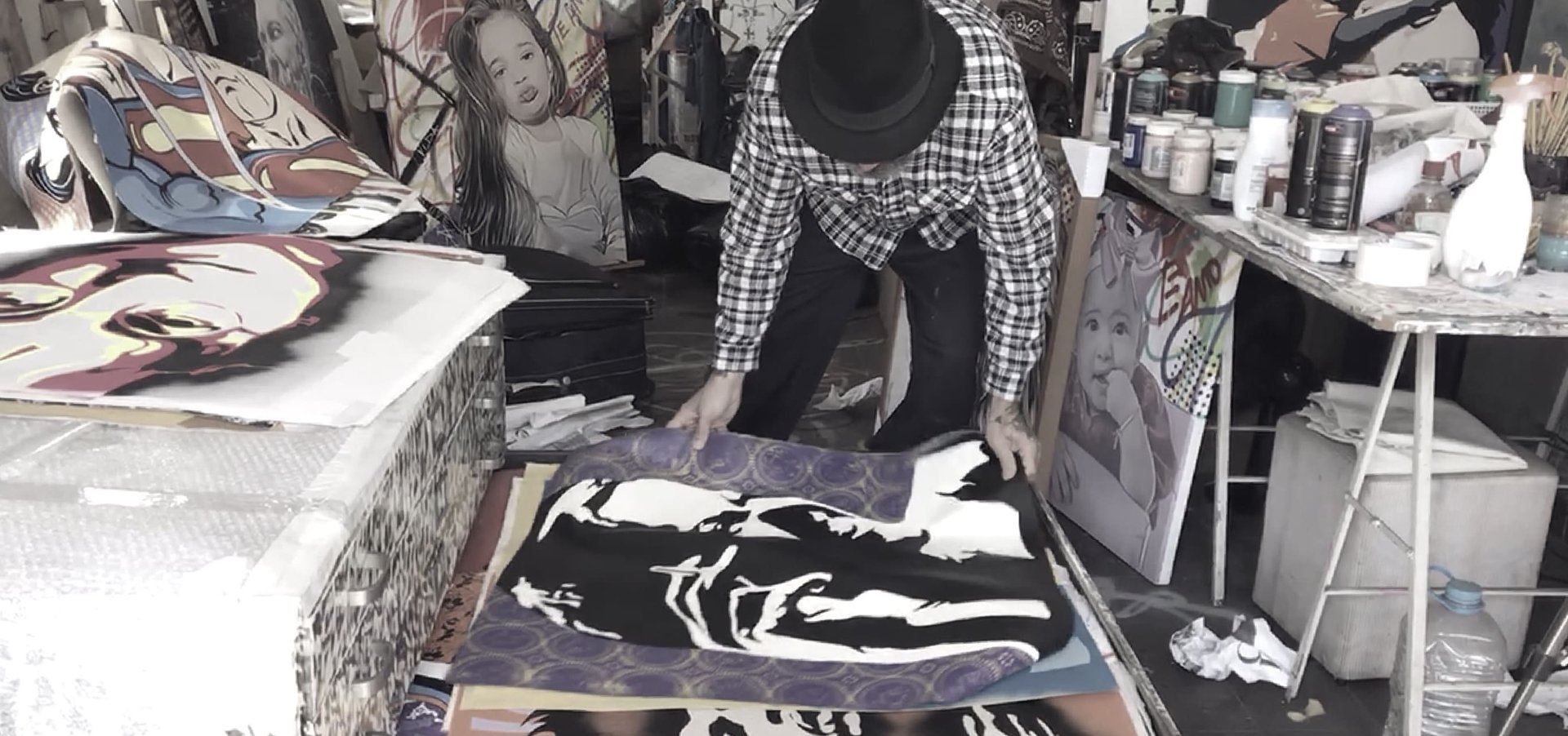 Ateliê do renomado artista plástico Sérgio Astral, conhecido por suas pinturas personalizadas e projetos artísticos.