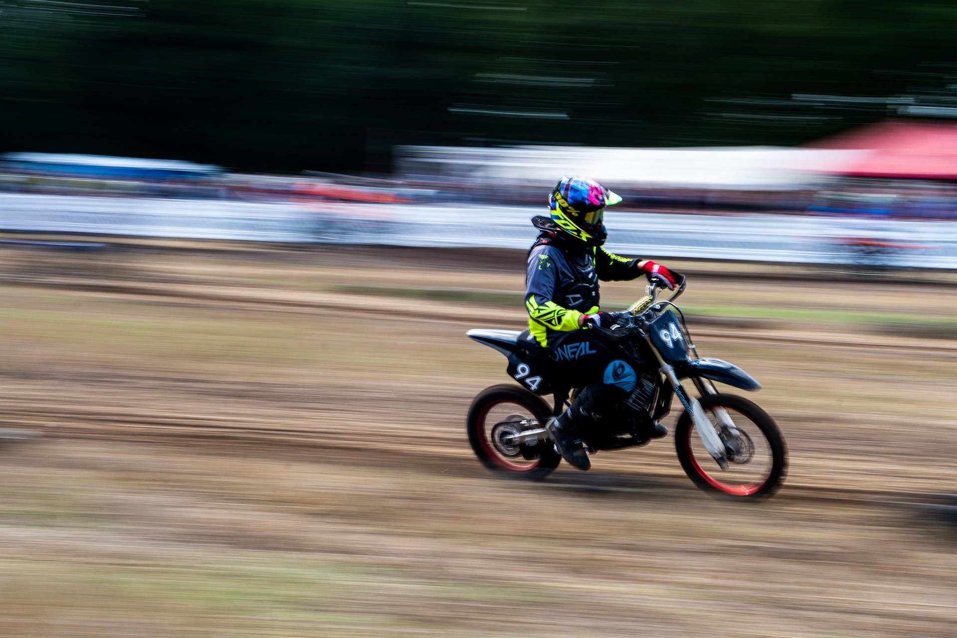 Mofa-Rennen Fahrer in voller Fahrt mit Wischeffekt. Dynamisches Sportfoto von Just Perspectives.
