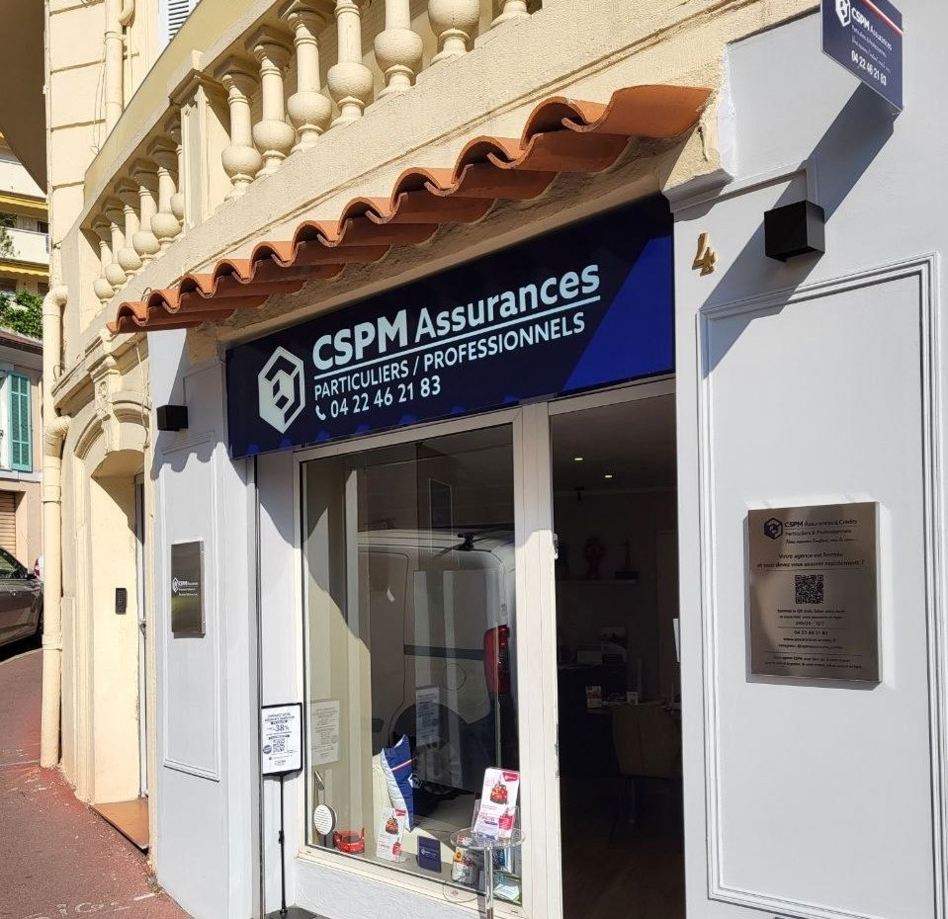 gray computer monitor