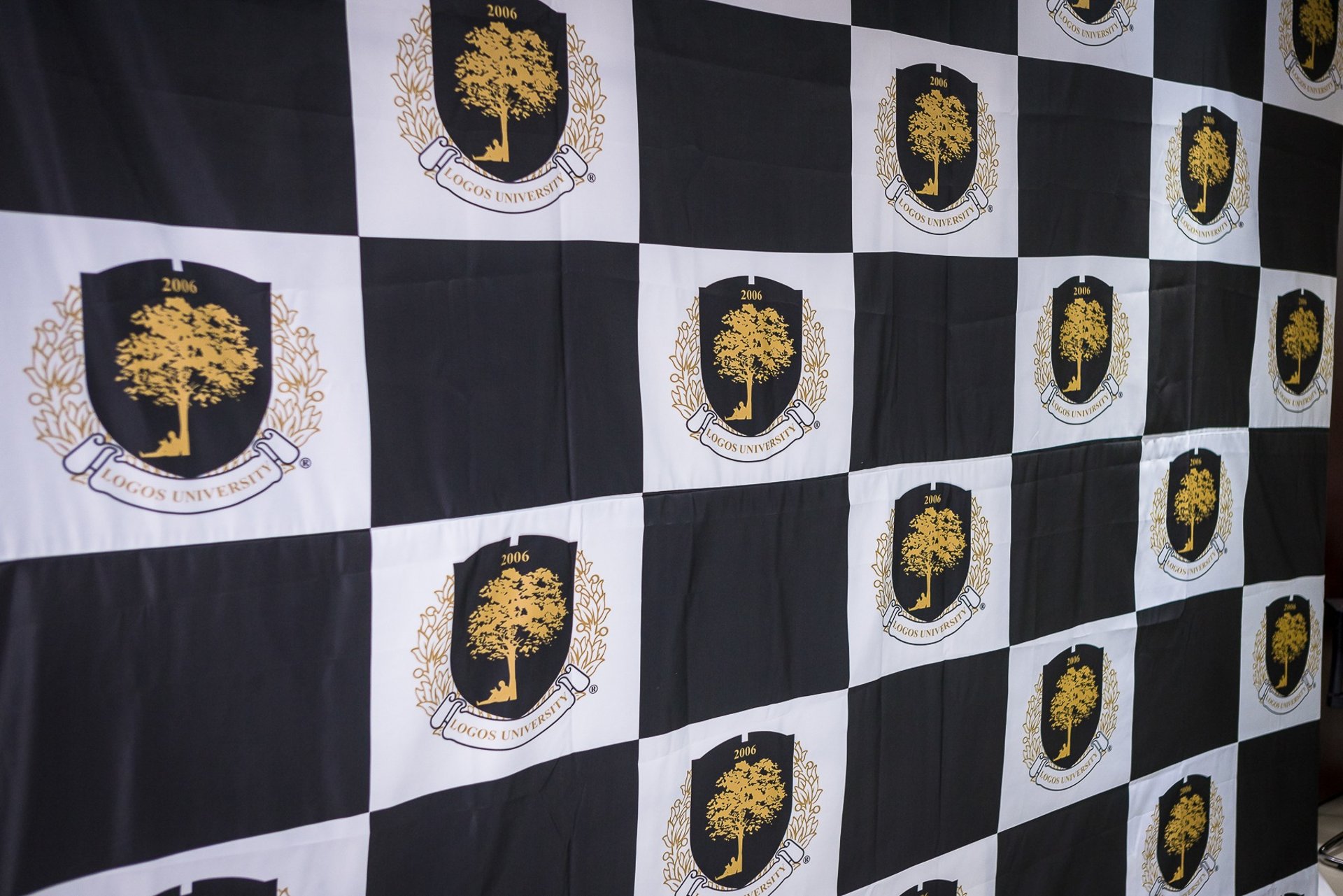 gray computer monitor