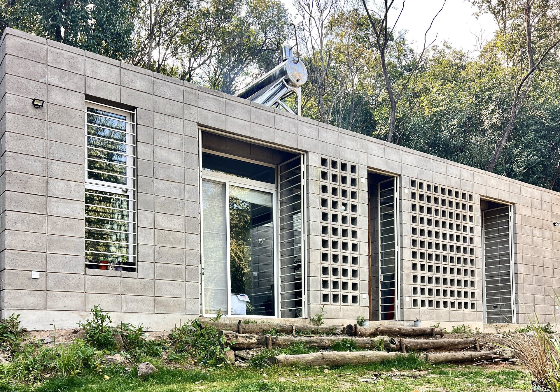 black and white bed linen