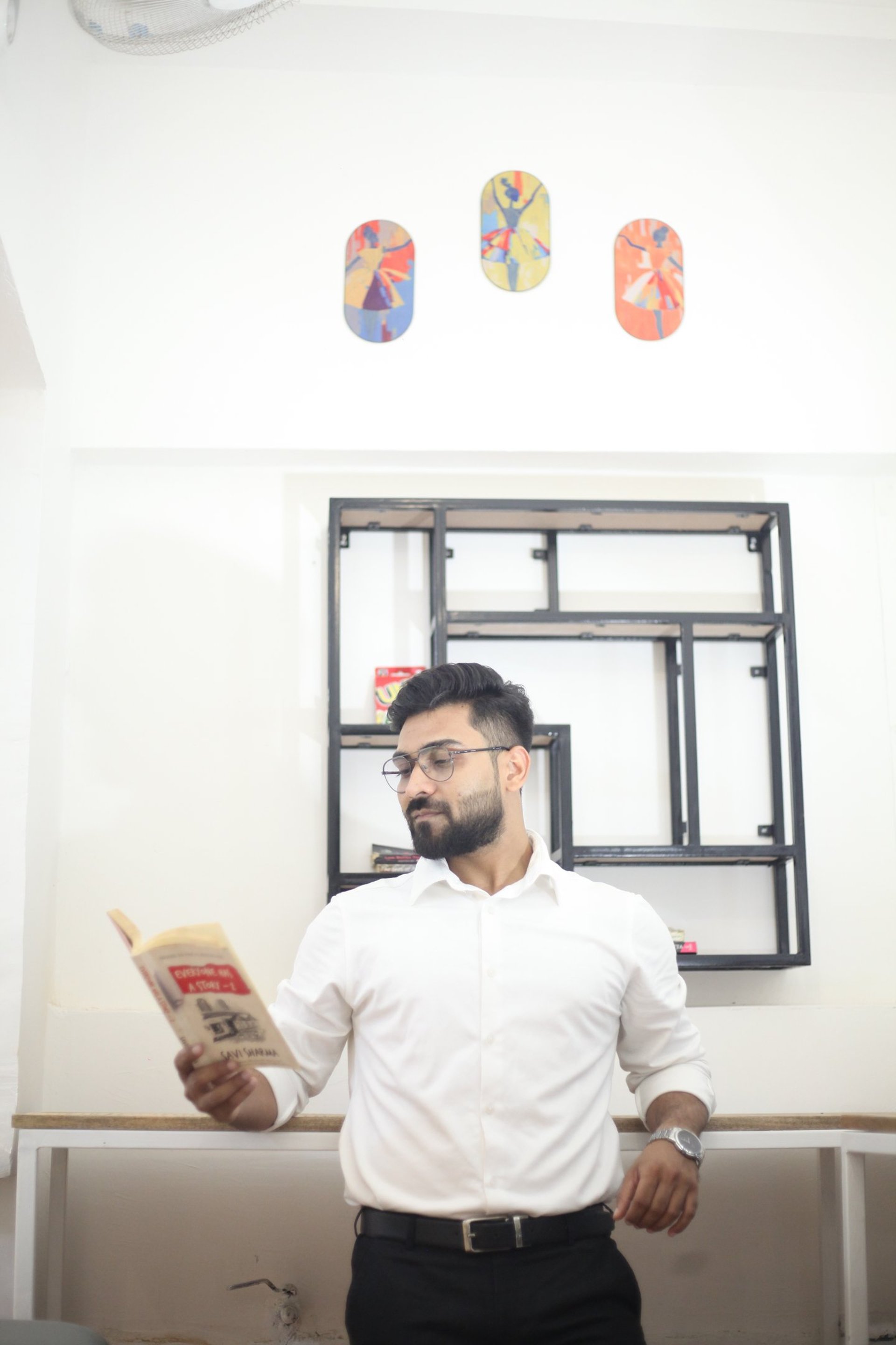 gray computer monitor