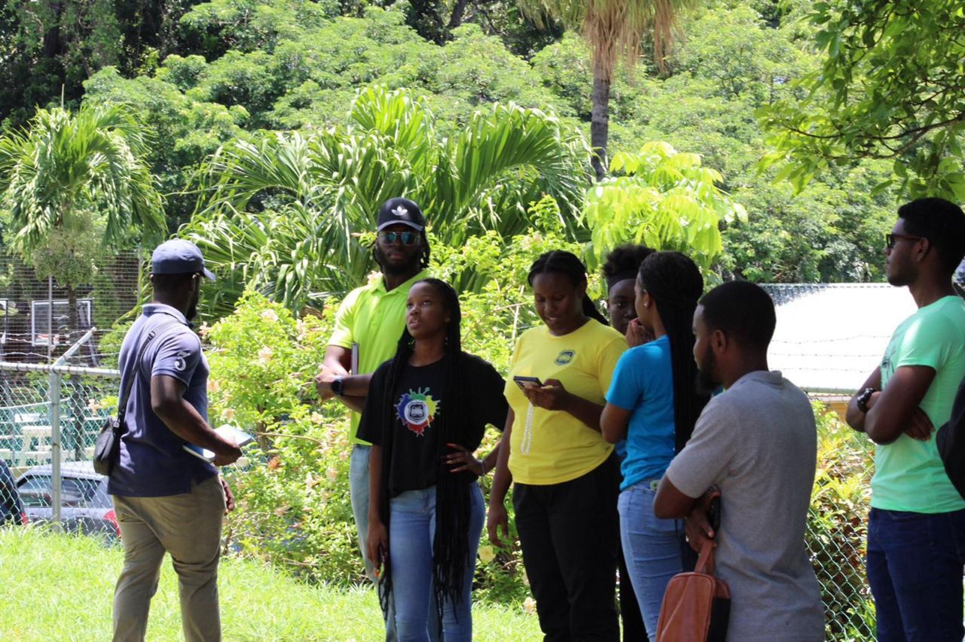 gray computer monitor