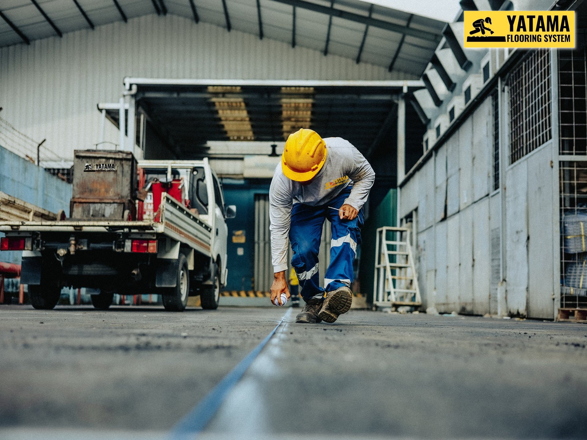 gray computer monitor