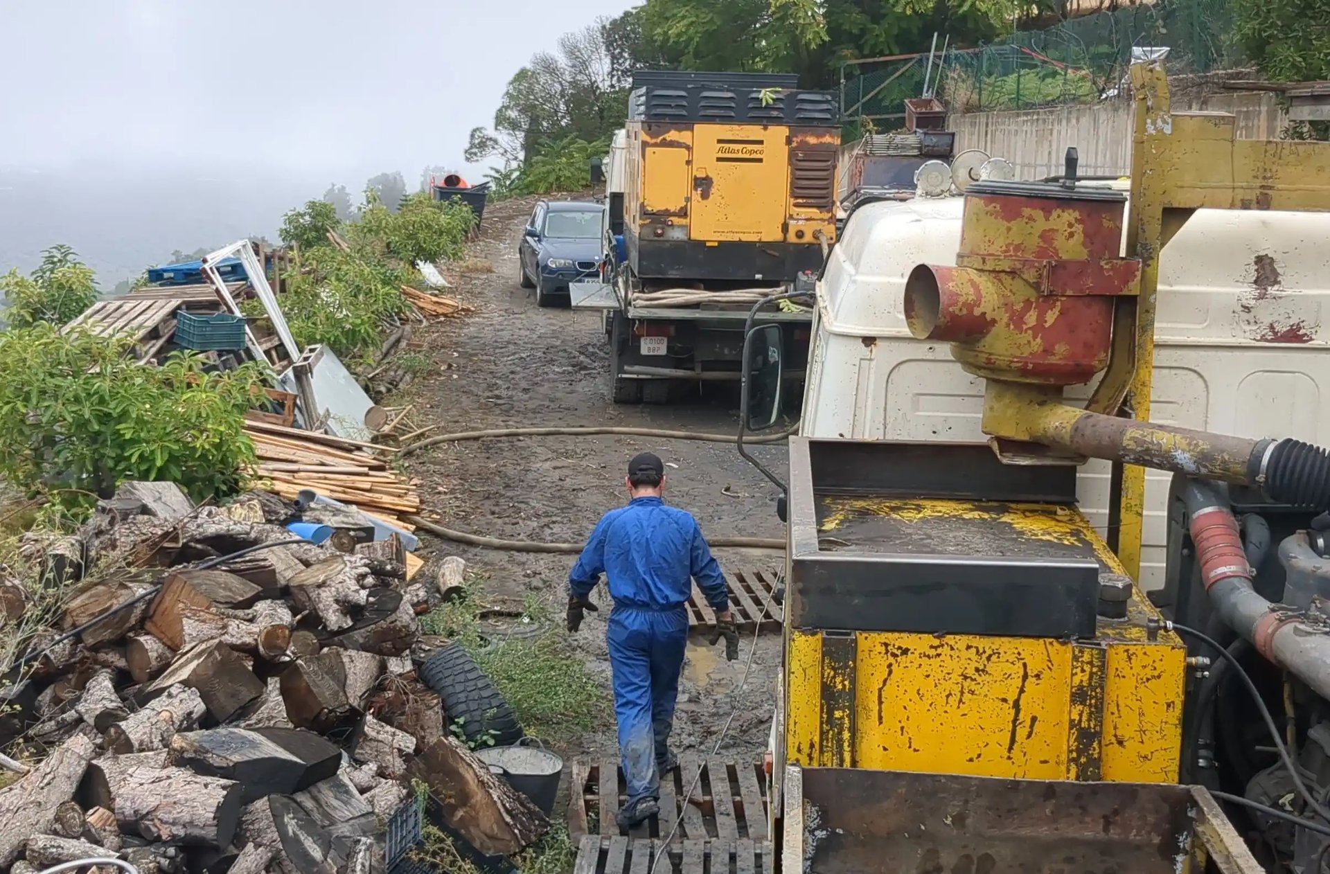 black and brown leather padded tub sofa