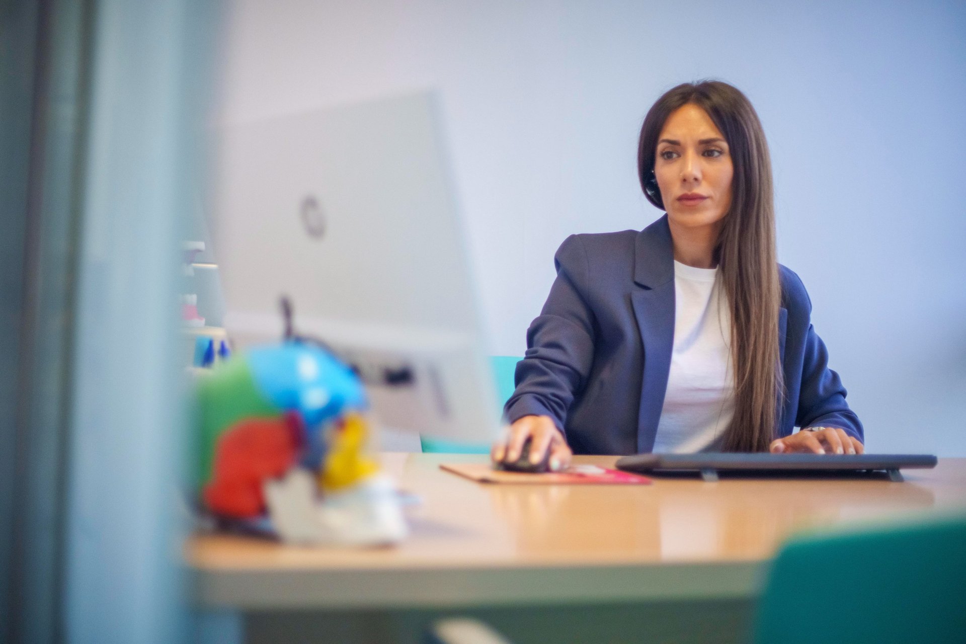 gray computer monitor