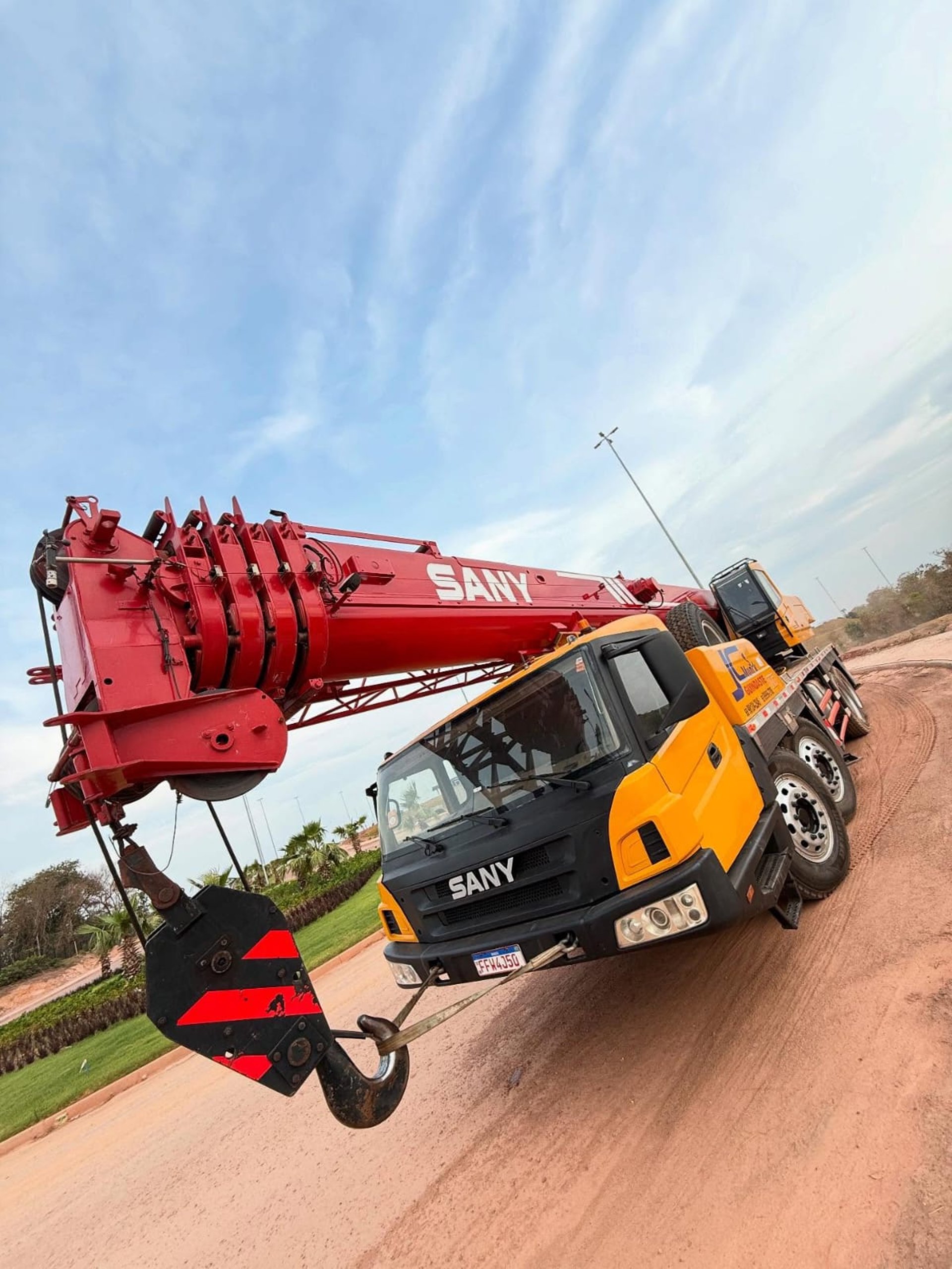 gray computer monitor