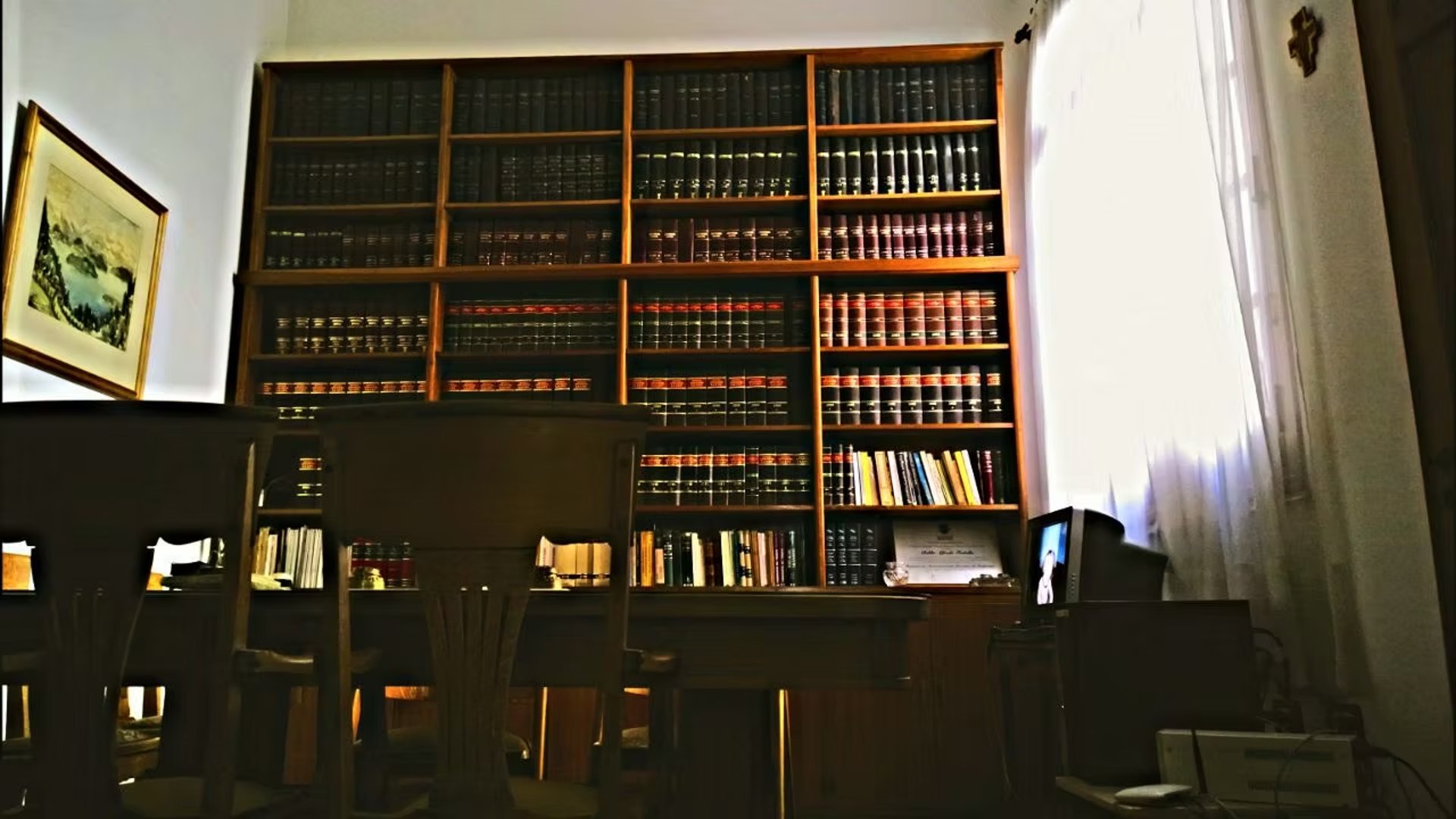 gray computer monitor