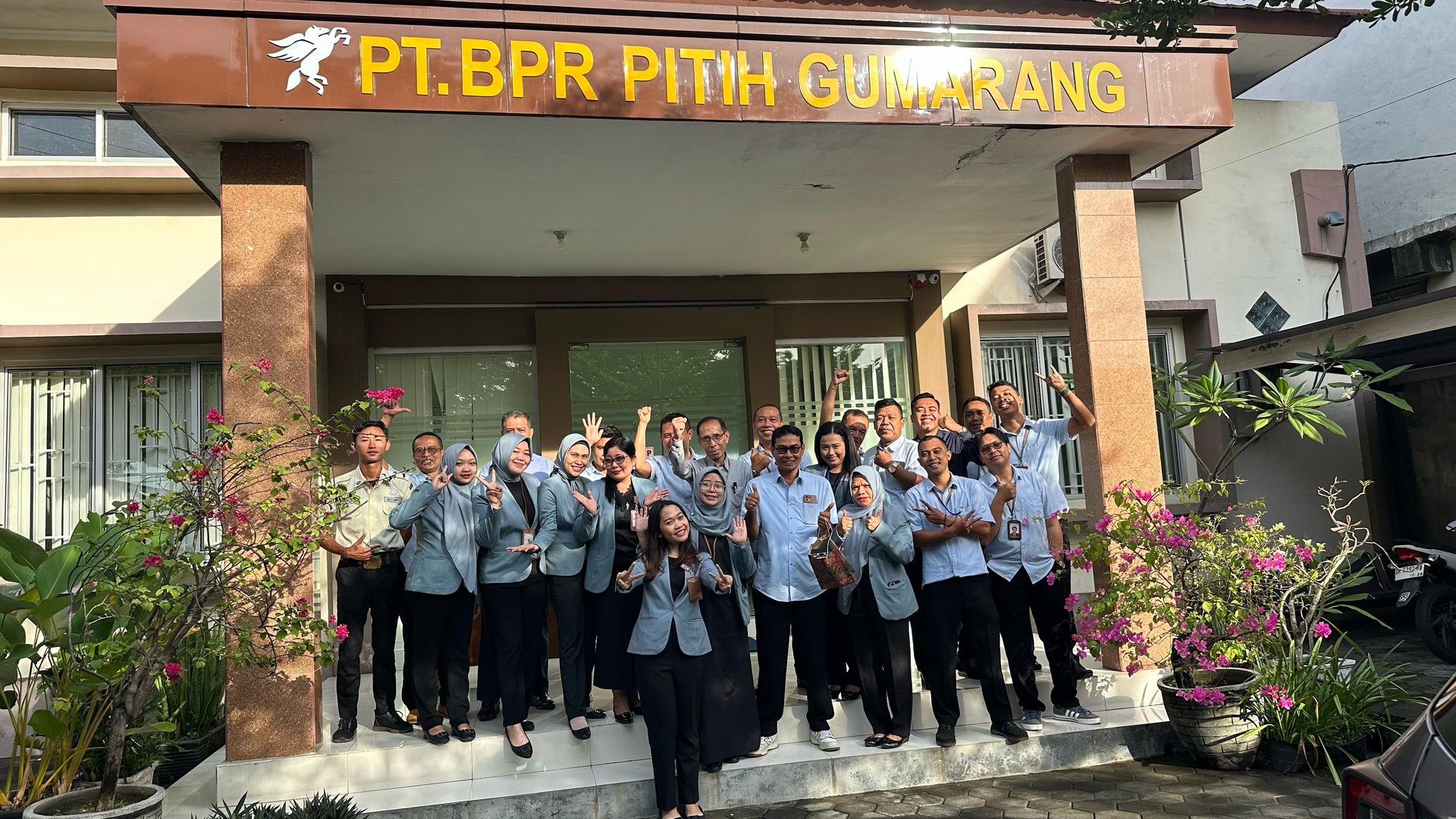 gray computer monitor