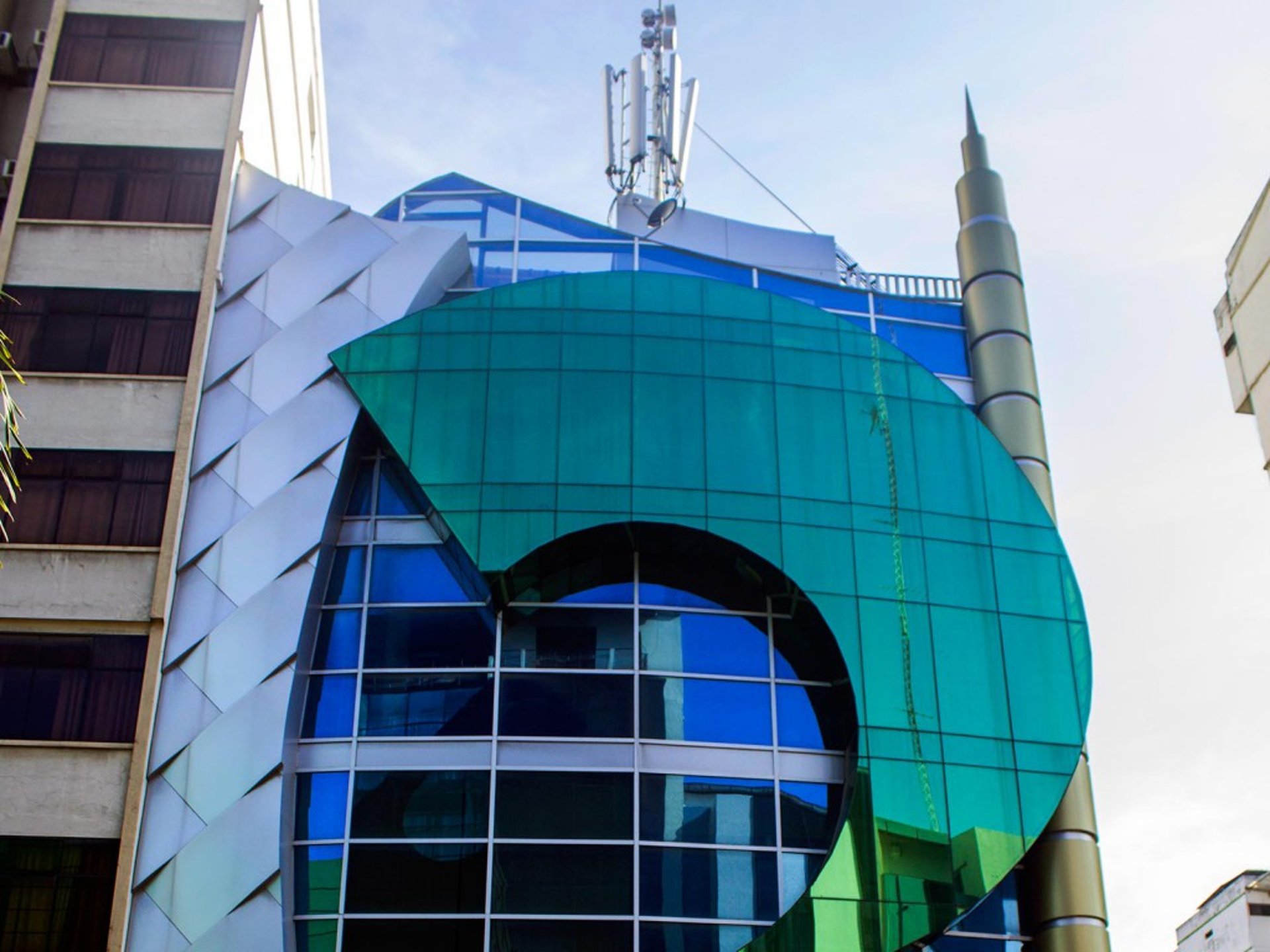 architectural photography of high-rise building during daytime