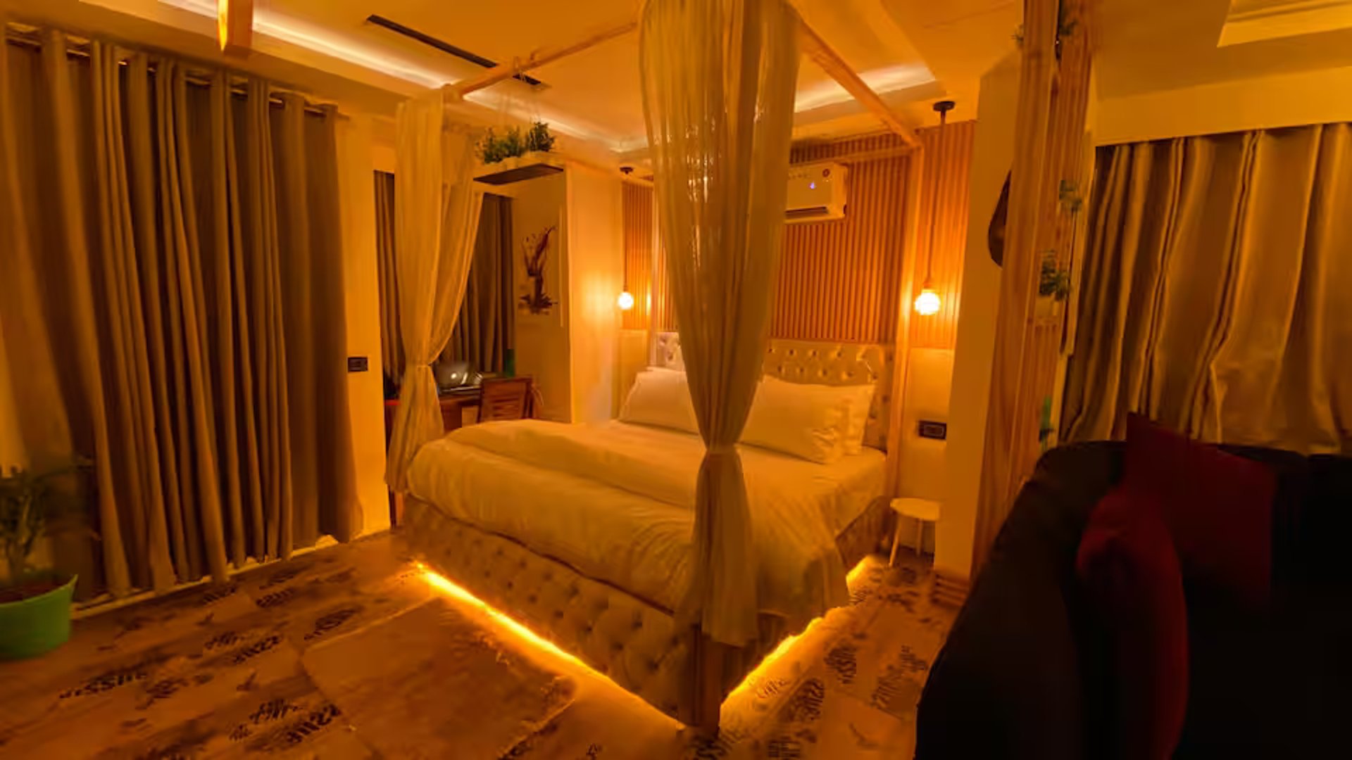 black and white bed linen