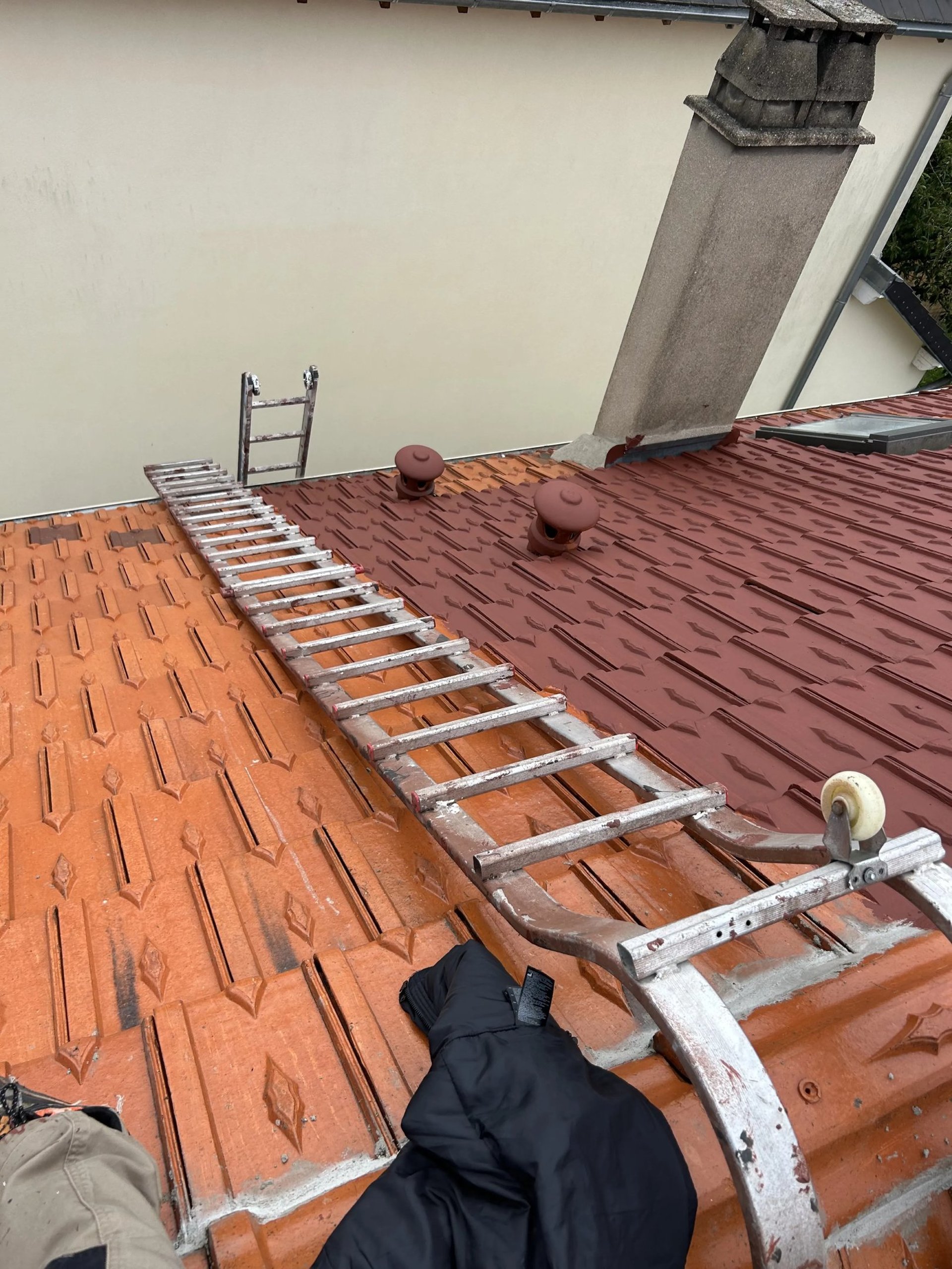 Application d’un hydrofuge coloré sur une toiture en tuiles à Puteaux (92) – MF Couverture