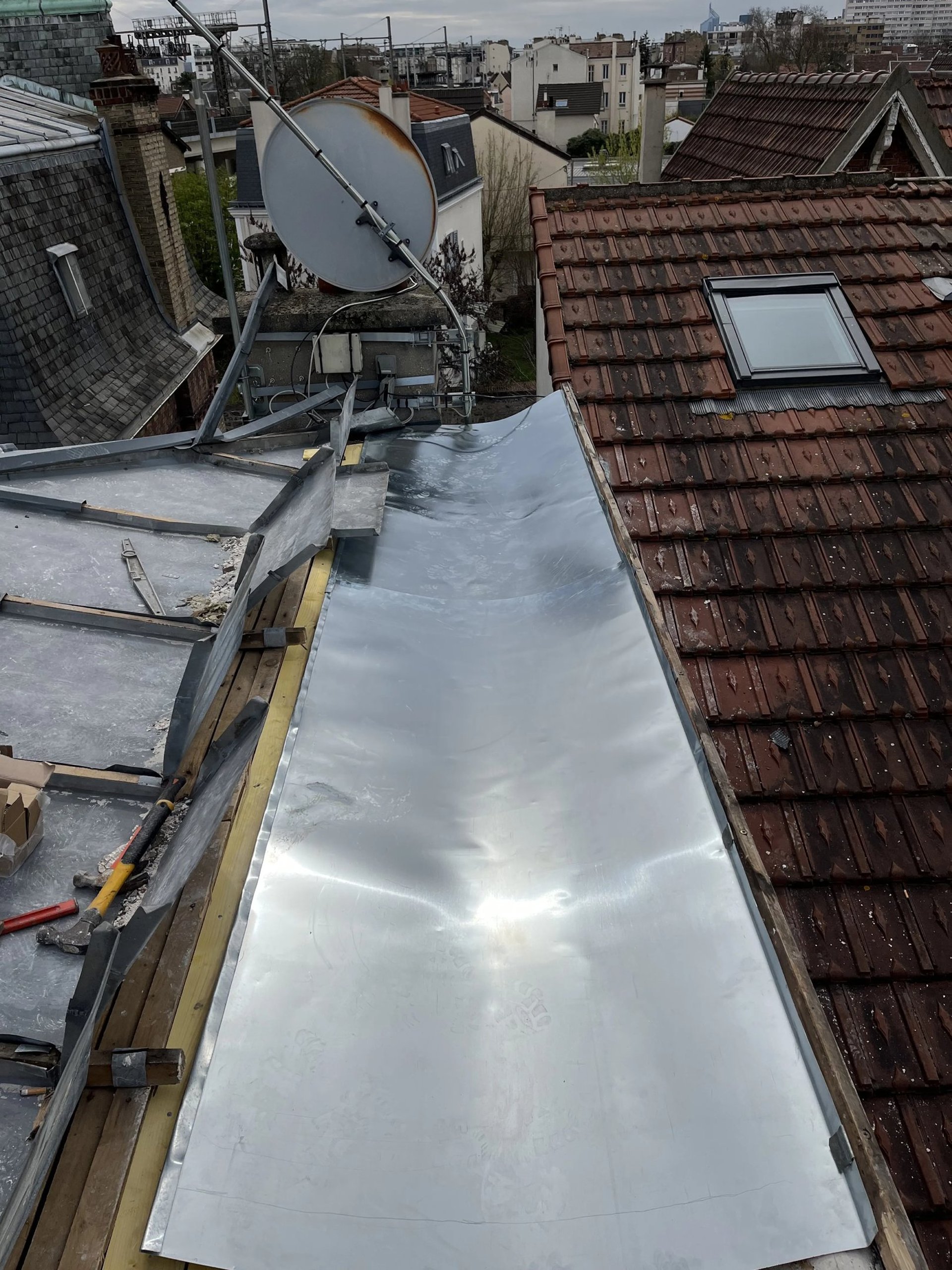 Travaux de zinguerie sur toiture à Puteaux (92) réalisés par MF Couverture, spécialiste en couverture dans les Hauts-de-Seine