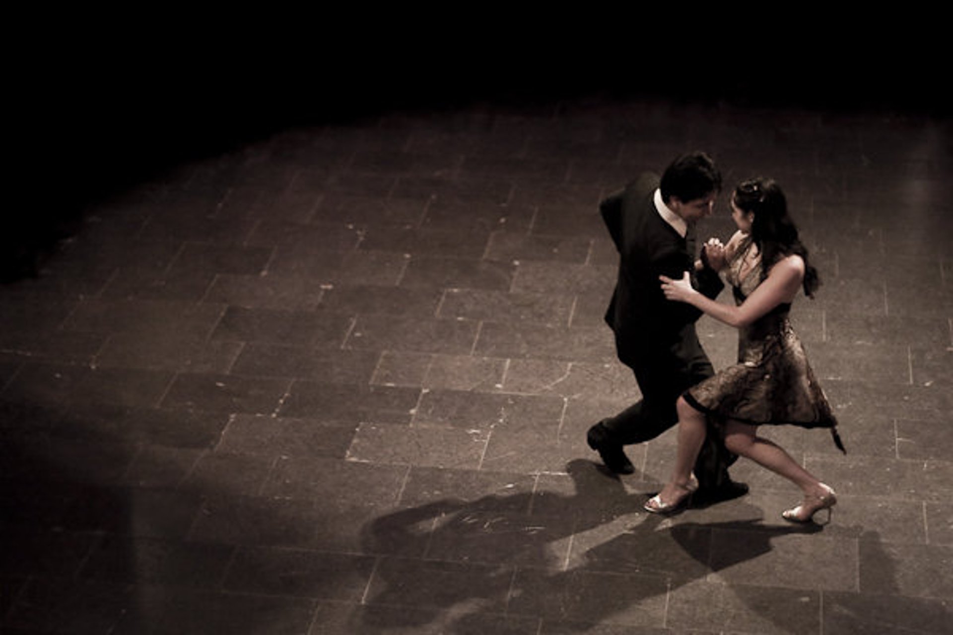 gray computer monitor