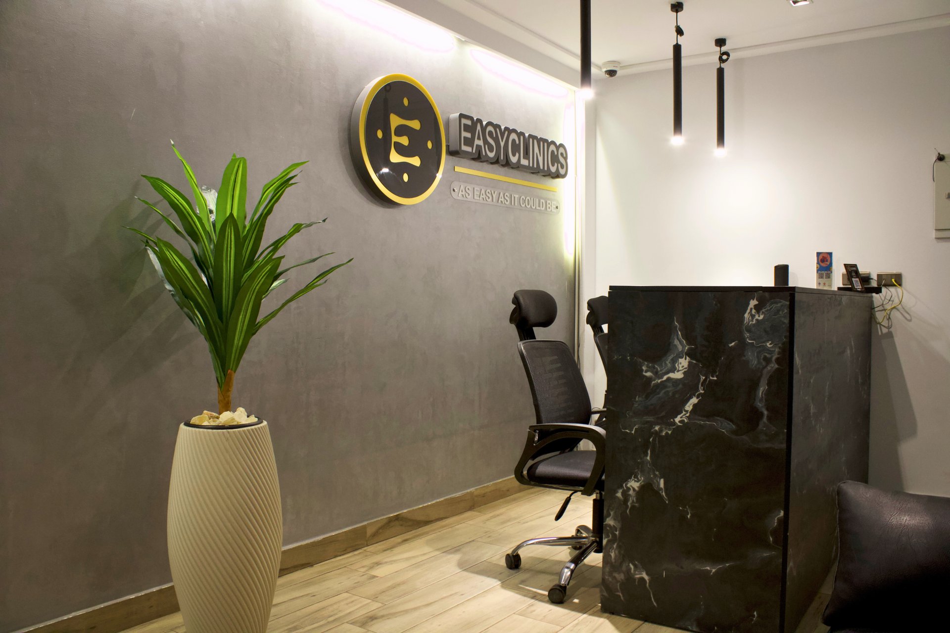 gray computer monitor