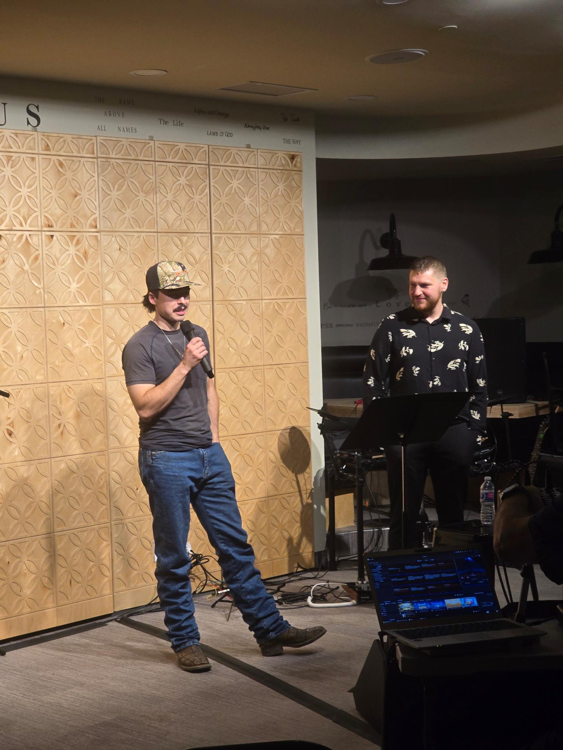 gray computer monitor