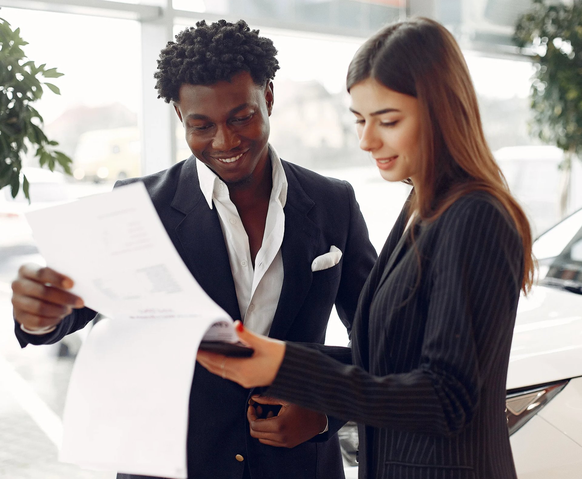 Force Prévention Sécurité – Rencontre professionnelle entre un agent de sécurité et une cliente, échangeant sur des documents