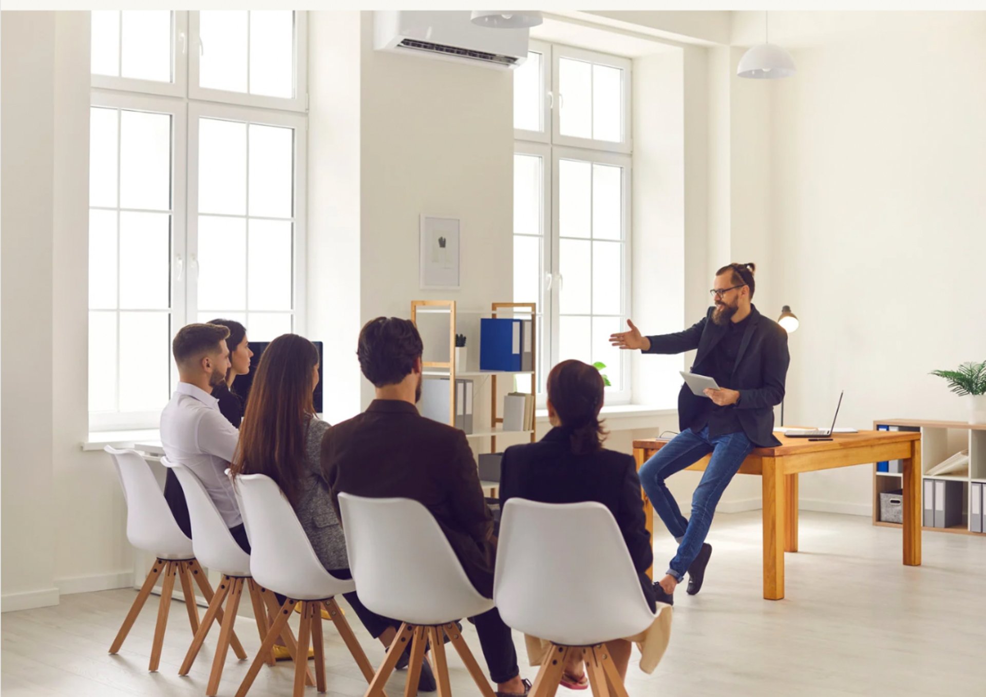 Force Prévention Sécurité – Rencontre professionnelle entre un agent de sécurité et une cliente, échangeant sur des documents