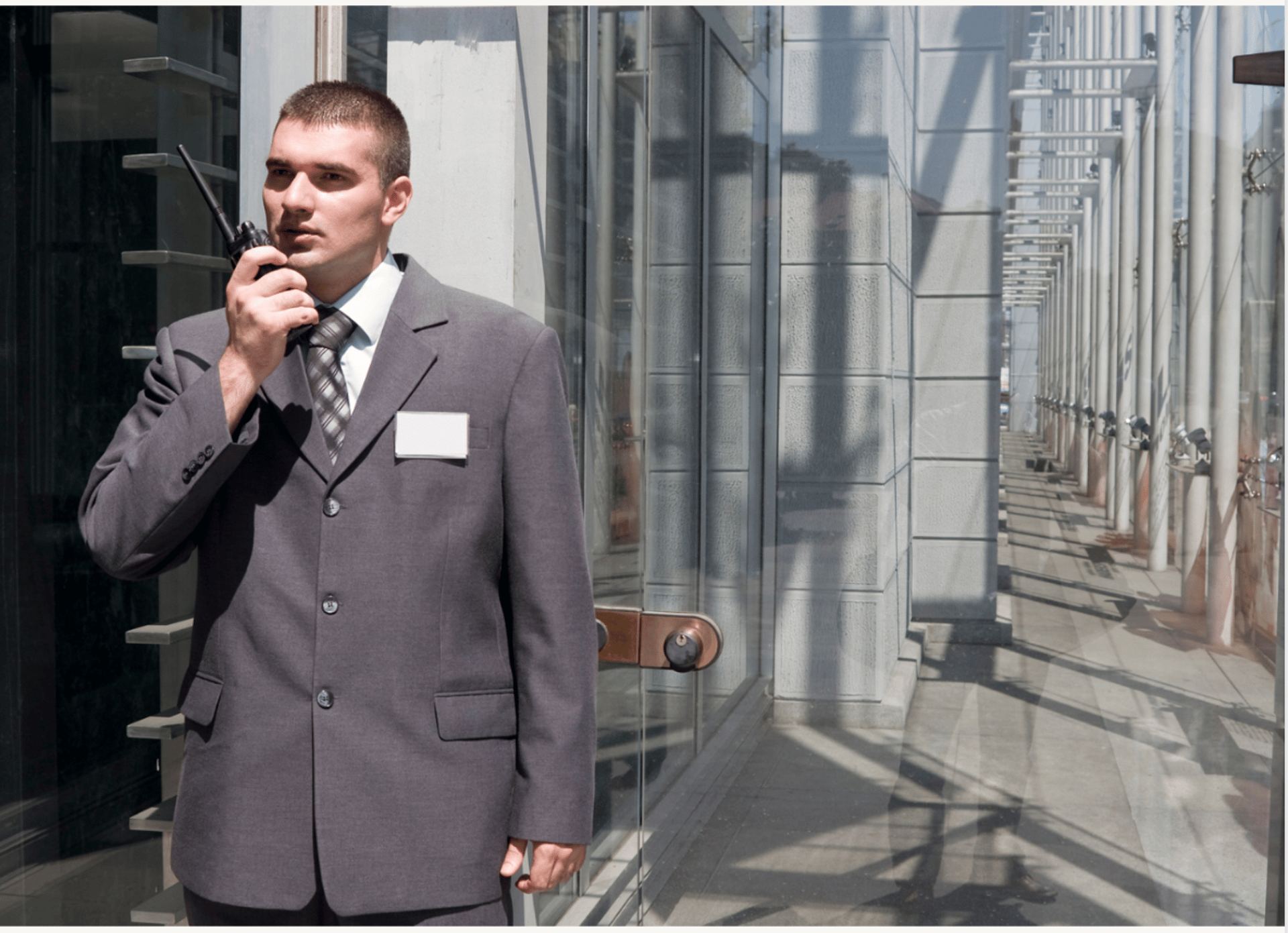 Force Prévention Sécurité – Rencontre professionnelle entre un agent de sécurité et une cliente, échangeant sur des documents