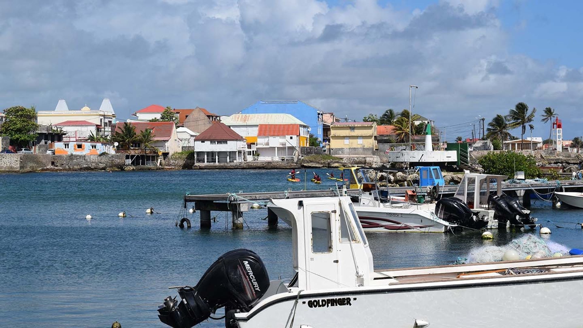 gray computer monitor