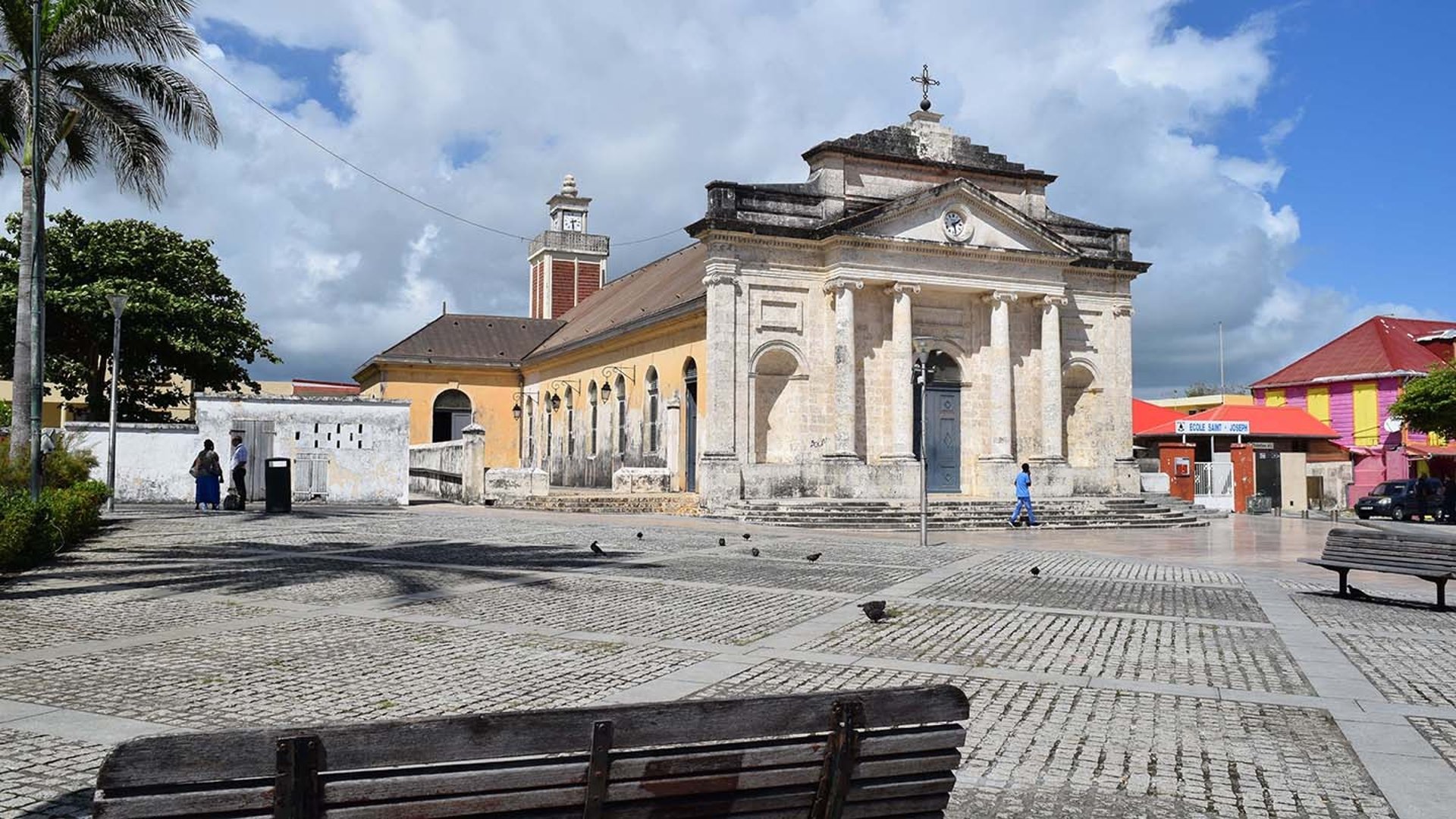 gray computer monitor