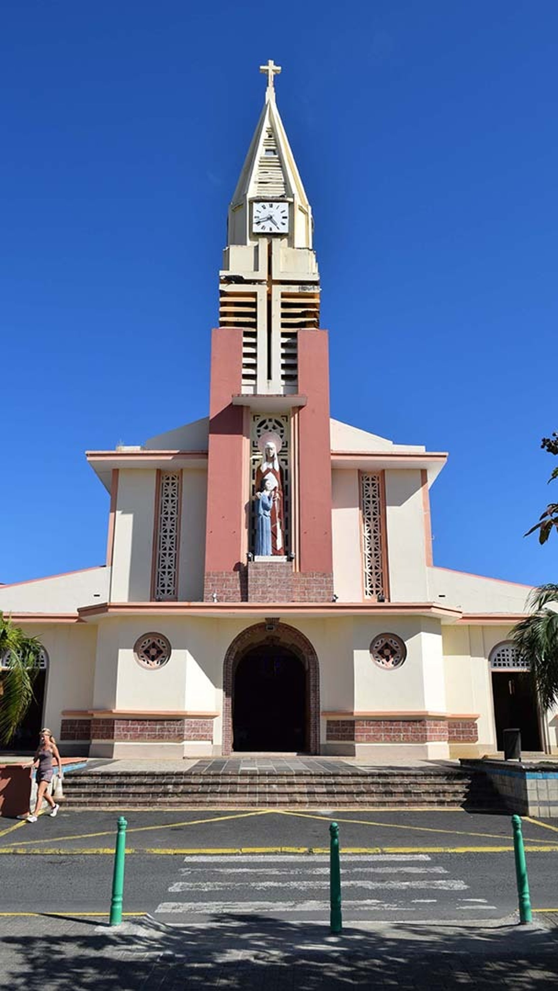 gray computer monitor