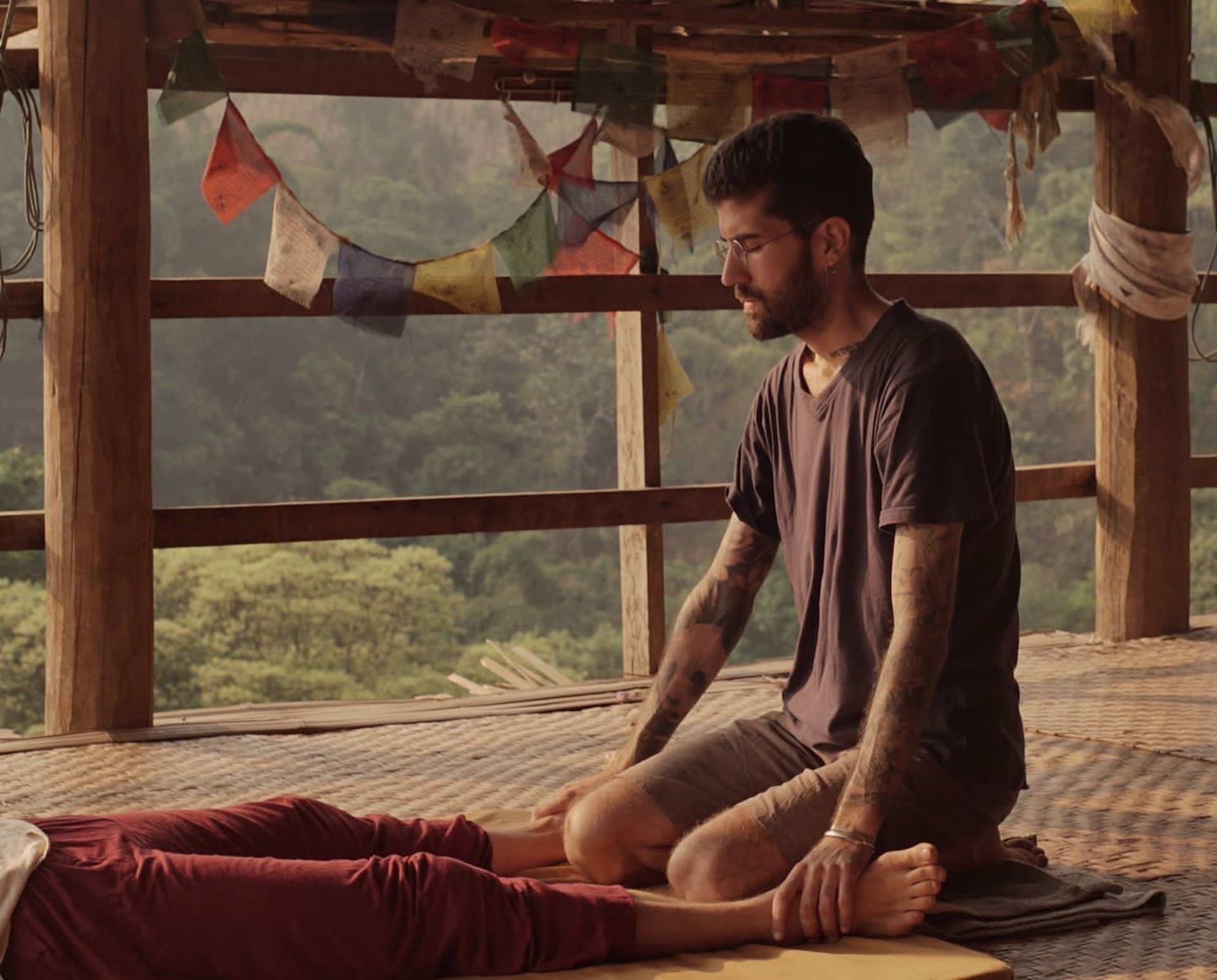 gray computer monitor