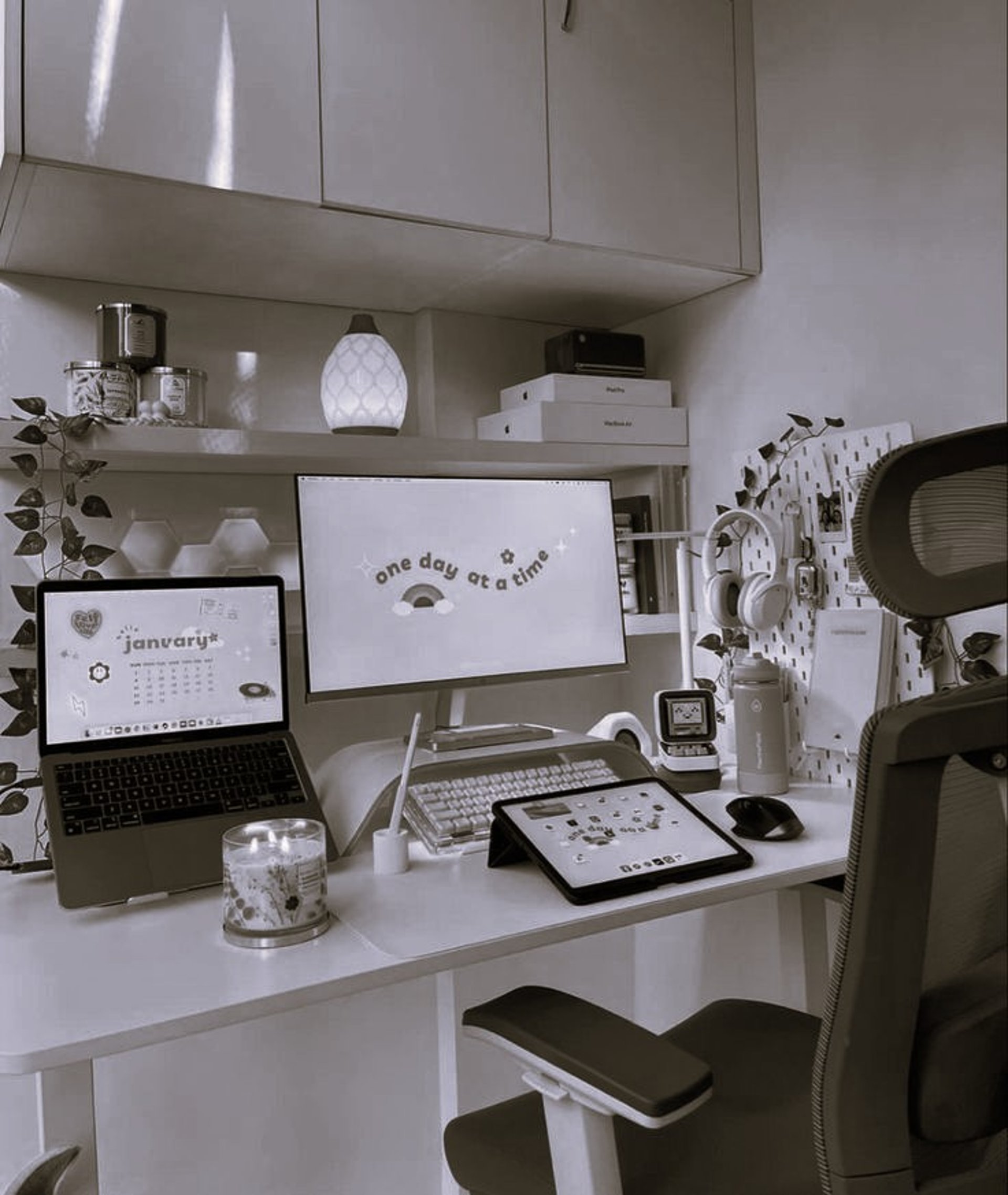 gray computer monitor