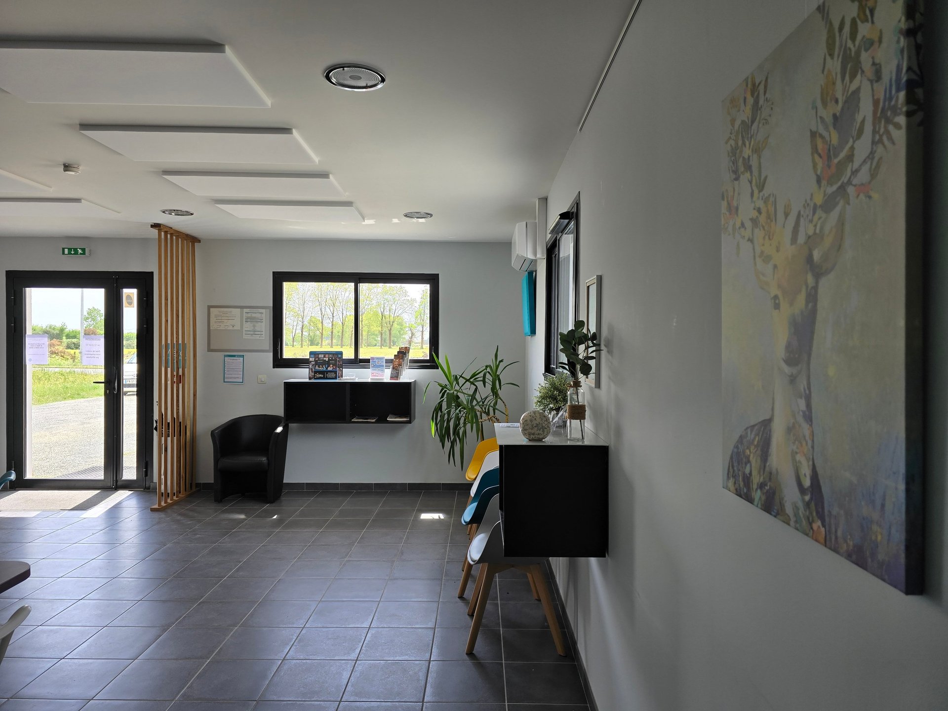 Salle d'attente du cabinet d'ostéopathie commune avec le centre Entendre de Prigonrieux