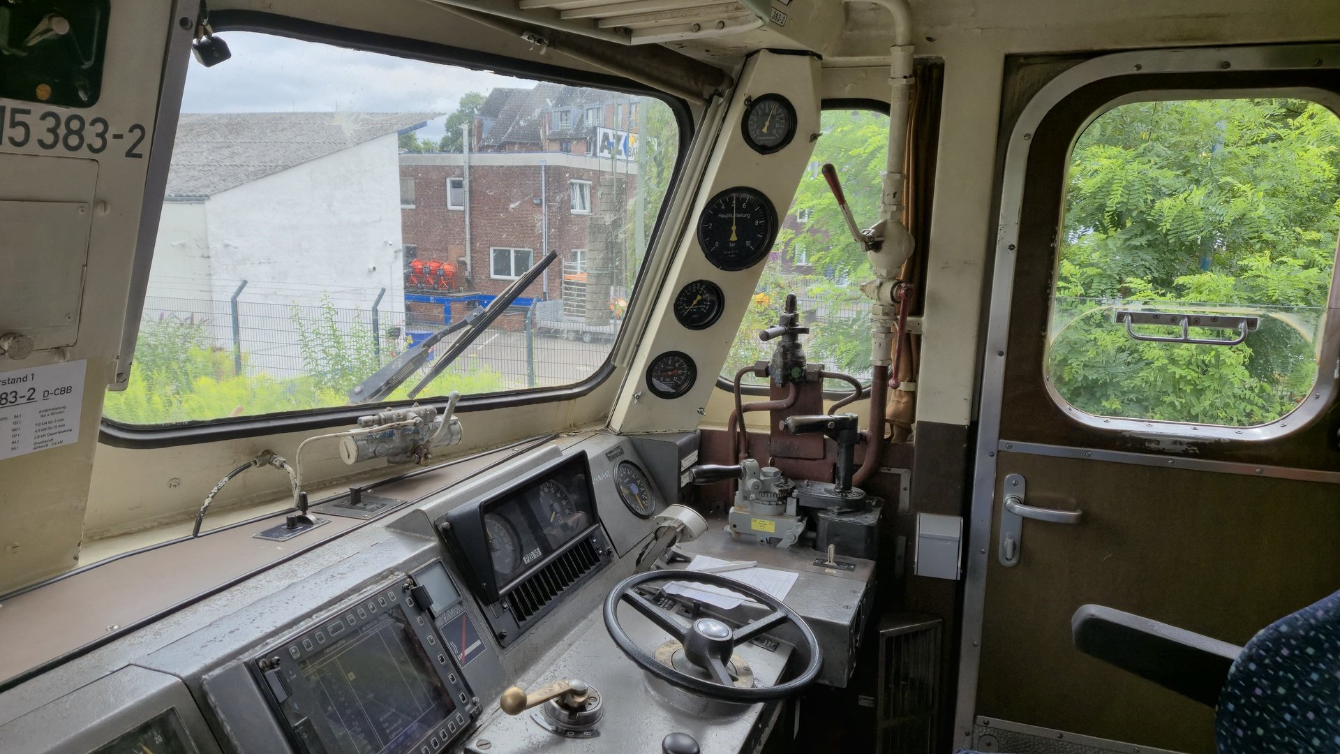 gray computer monitor