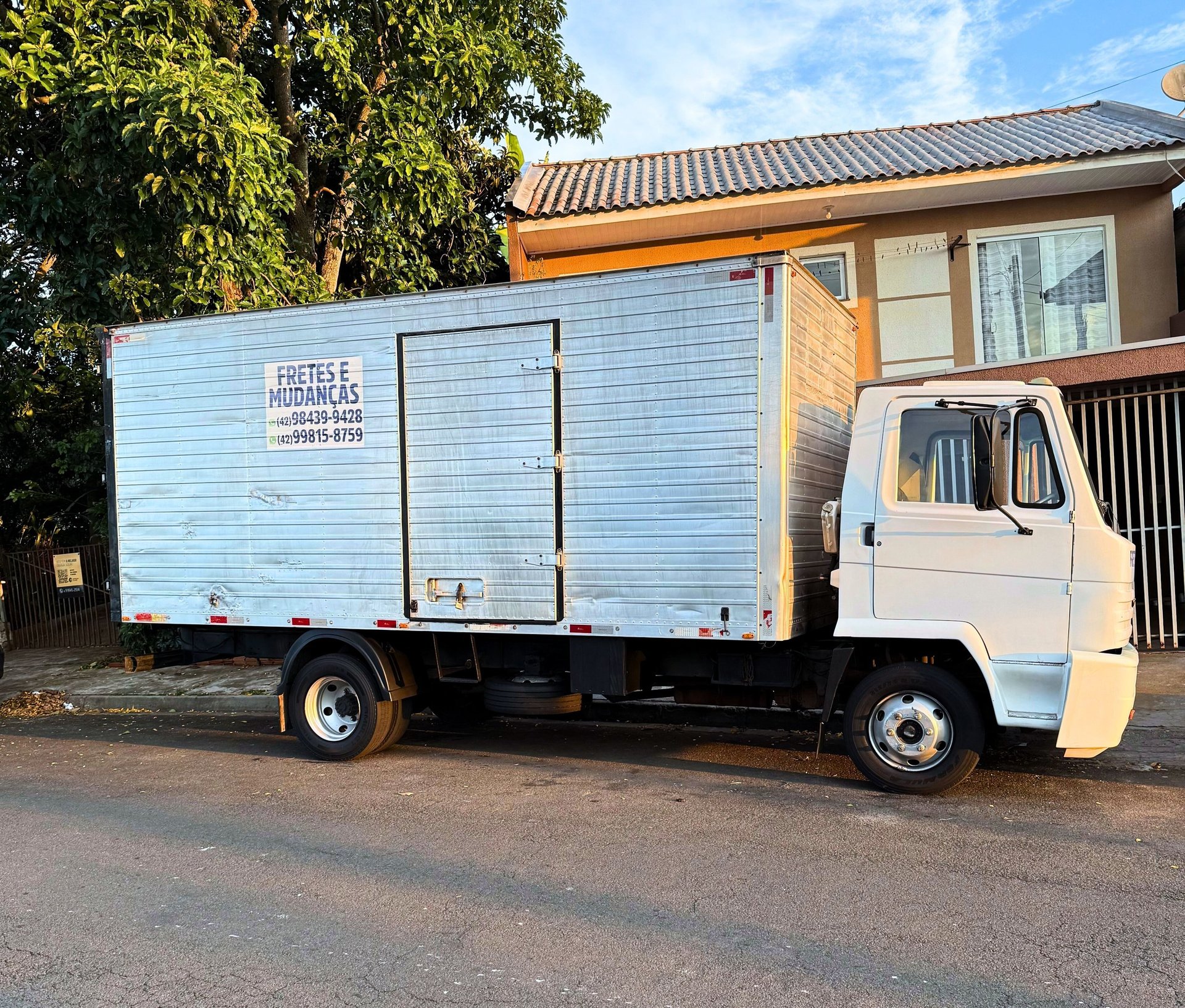 gray computer monitor