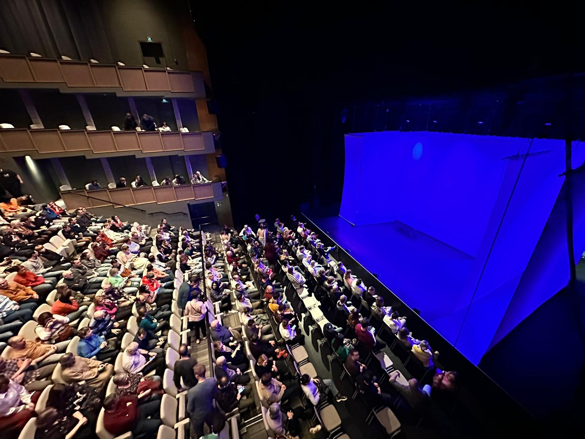 gray computer monitor