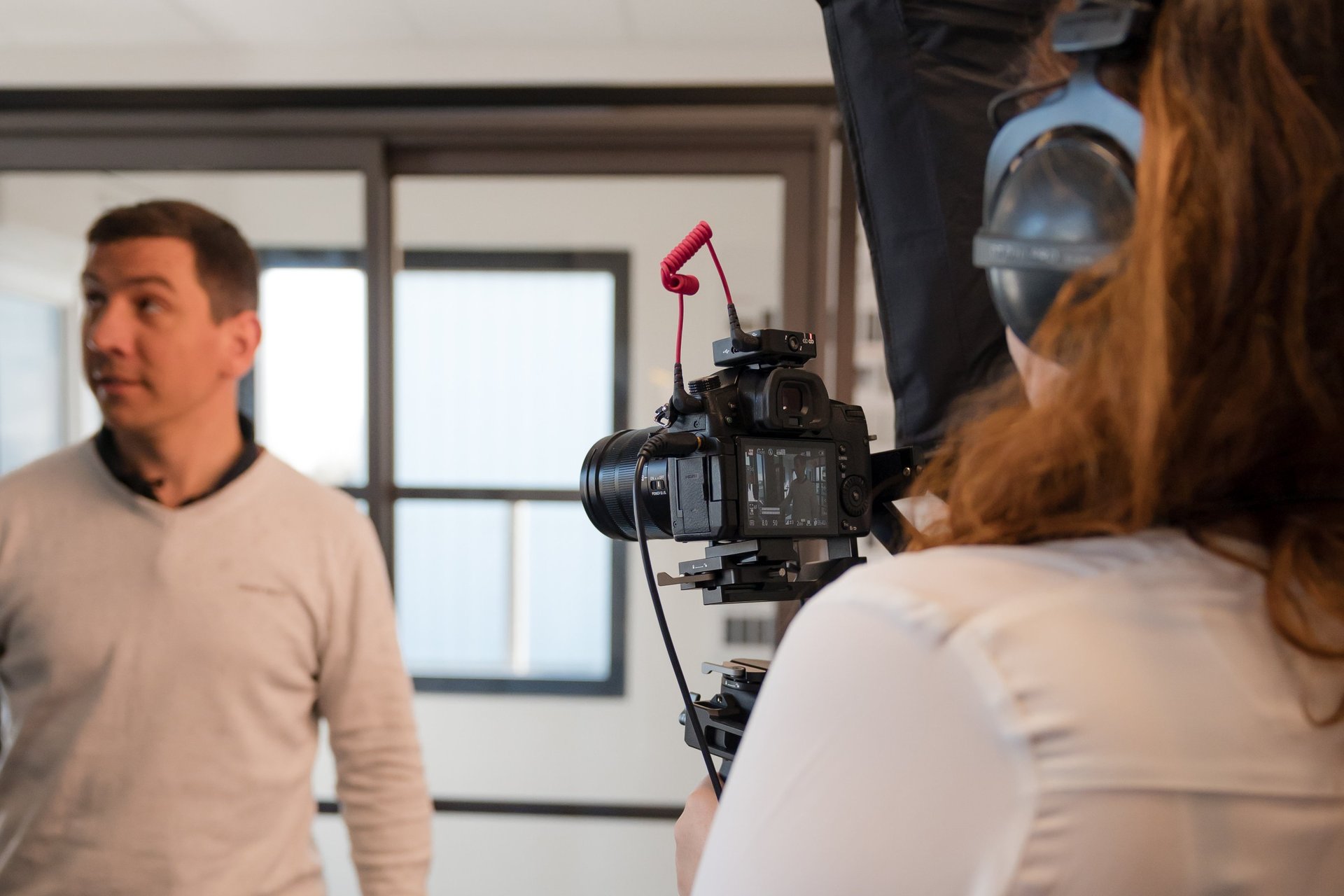 Vidéaste corporate, Léa olivier, en tournage entreprise