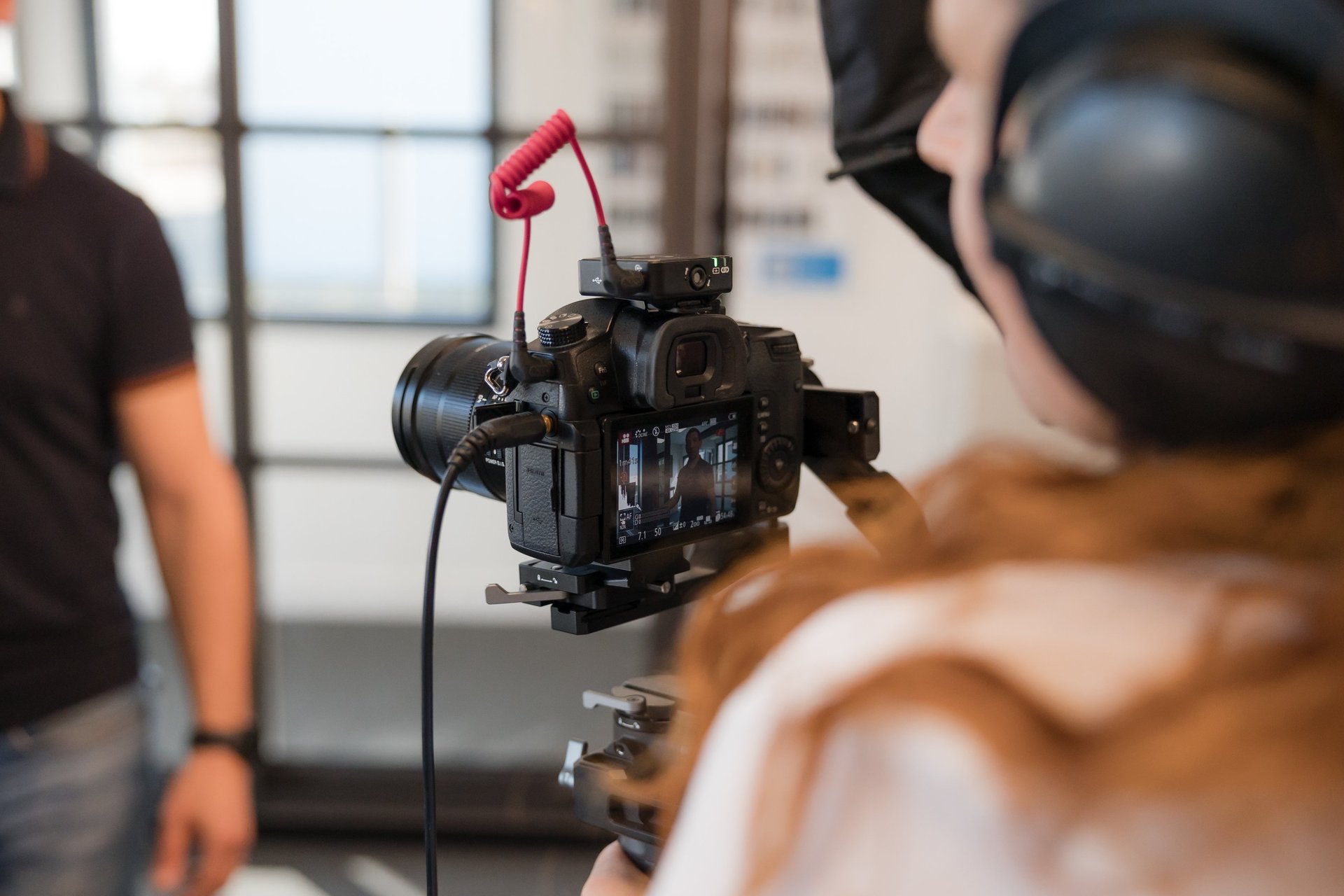 Vidéaste professionnel en tournage avec matériel