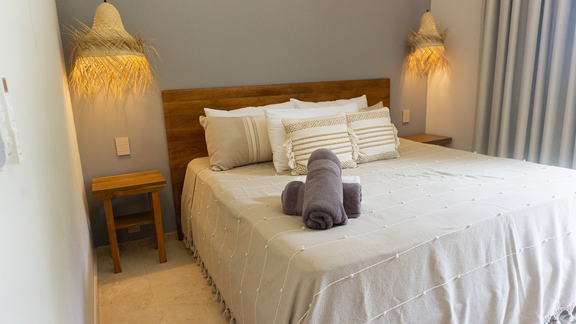 gray computer monitor