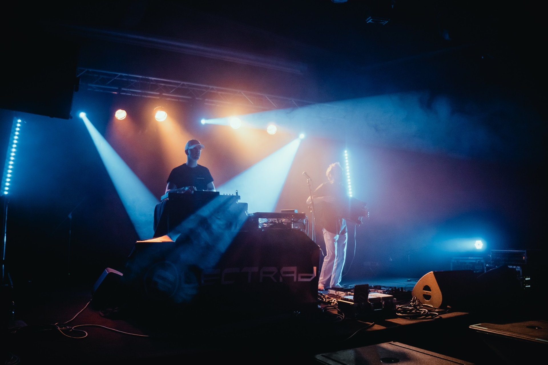 Electrad - Duo de musique bretonne moderne sur une scène avec projecteurs
