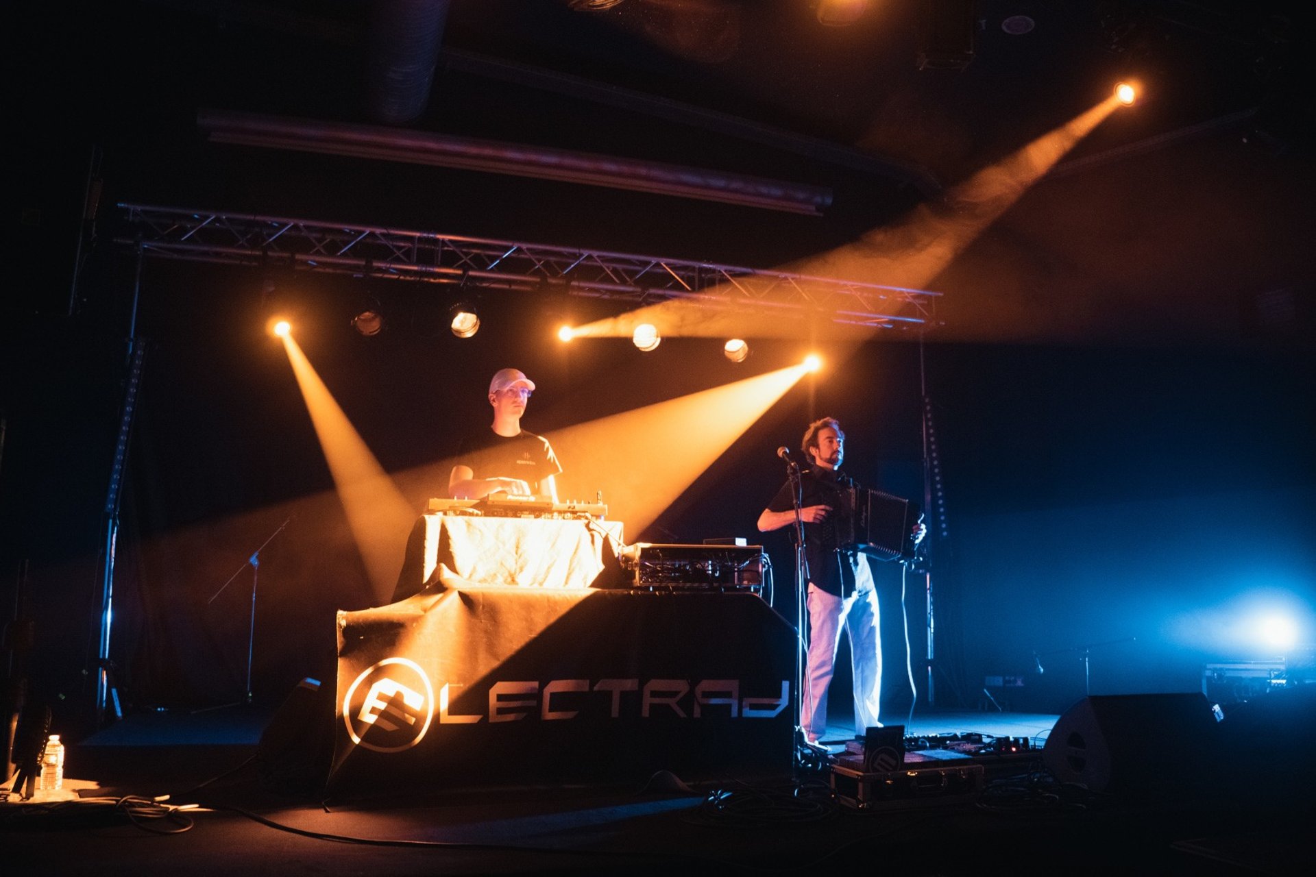 Electrad - Duo de musique bretonne moderne sur une scène avec projecteurs